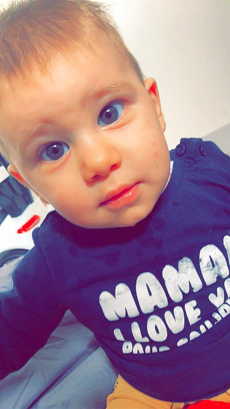 Noé participe au concours pour gagner de l'argent avec cette photo : baby_toddler_clothing, cheek, chin, ear, eye, eyebrow, eyelash, facial_expression, forehead, happy, iris, jaw, lip, mammal, mouth, neck, nose, person, skin, sleeve