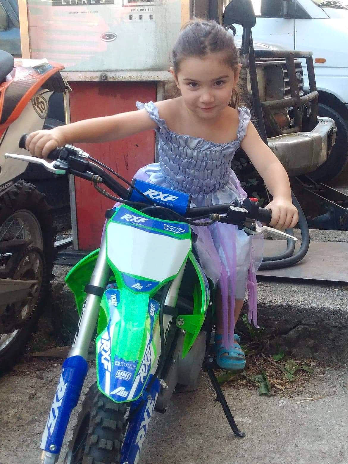 Wendy participe au concours pour gagner de l'argent avec cette photo : auto_part, automotive_tire, automotive_wheel_system, car, joy, motocross, motor_vehicle, motorcycle, person, rim, tire, vehicle