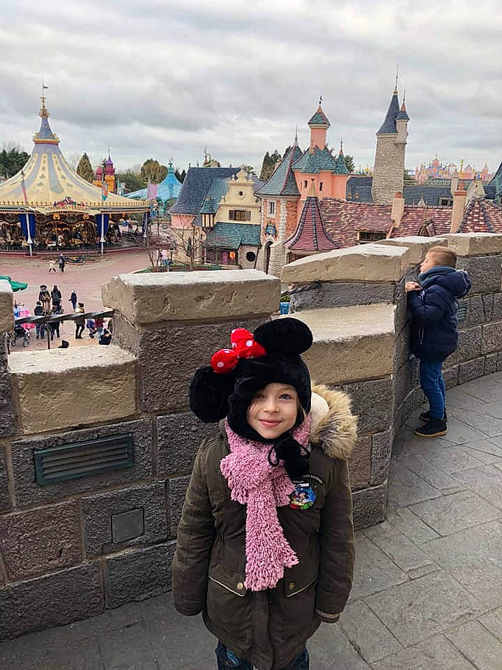 Lea participe au concours pour gagner de l'argent avec cette photo : architecture, child, city, cloud, joy, leisure, mountain, people, person, sky, snapshot, temple, tourism, tourist_attraction, travel, vacation, winter