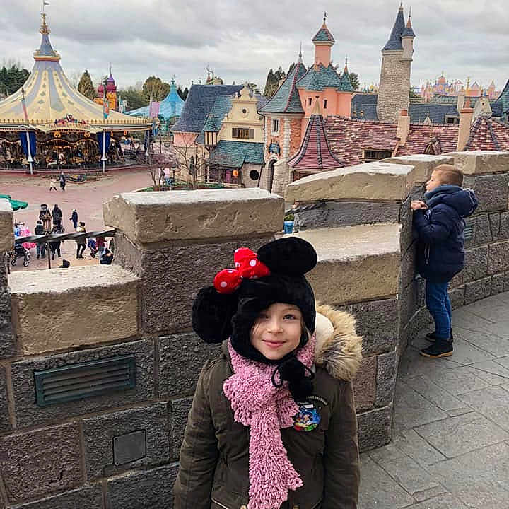 Lea participe au concours pour gagner de l'argent avec cette photo : architecture, child, city, cloud, joy, leisure, mountain, people, person, sky, snapshot, temple, tourism, tourist_attraction, travel, vacation, winter