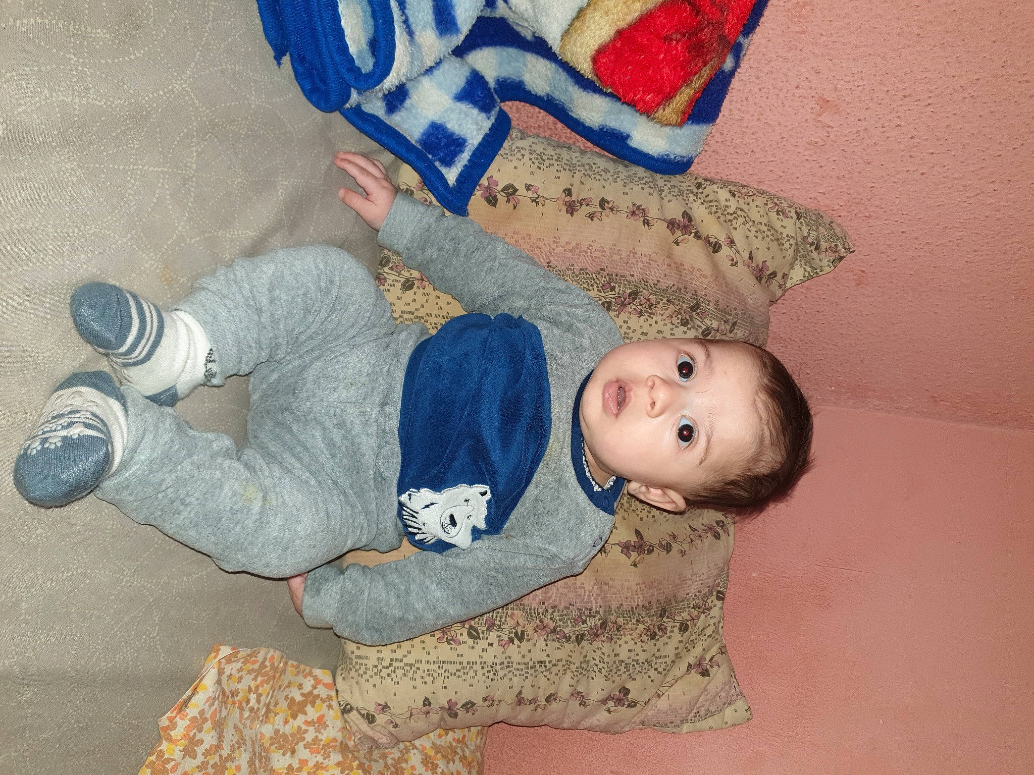 Matei a rejoint le concours — aidez-le/la à gagner de superbes lots ! baby, baby_products, baby_toddler_clothing, blue, child, comfort, denim, electric_blue, flooring, fun, hat, leg, linens, pattern, person, sitting, sleeve, smile, surprise, toddler