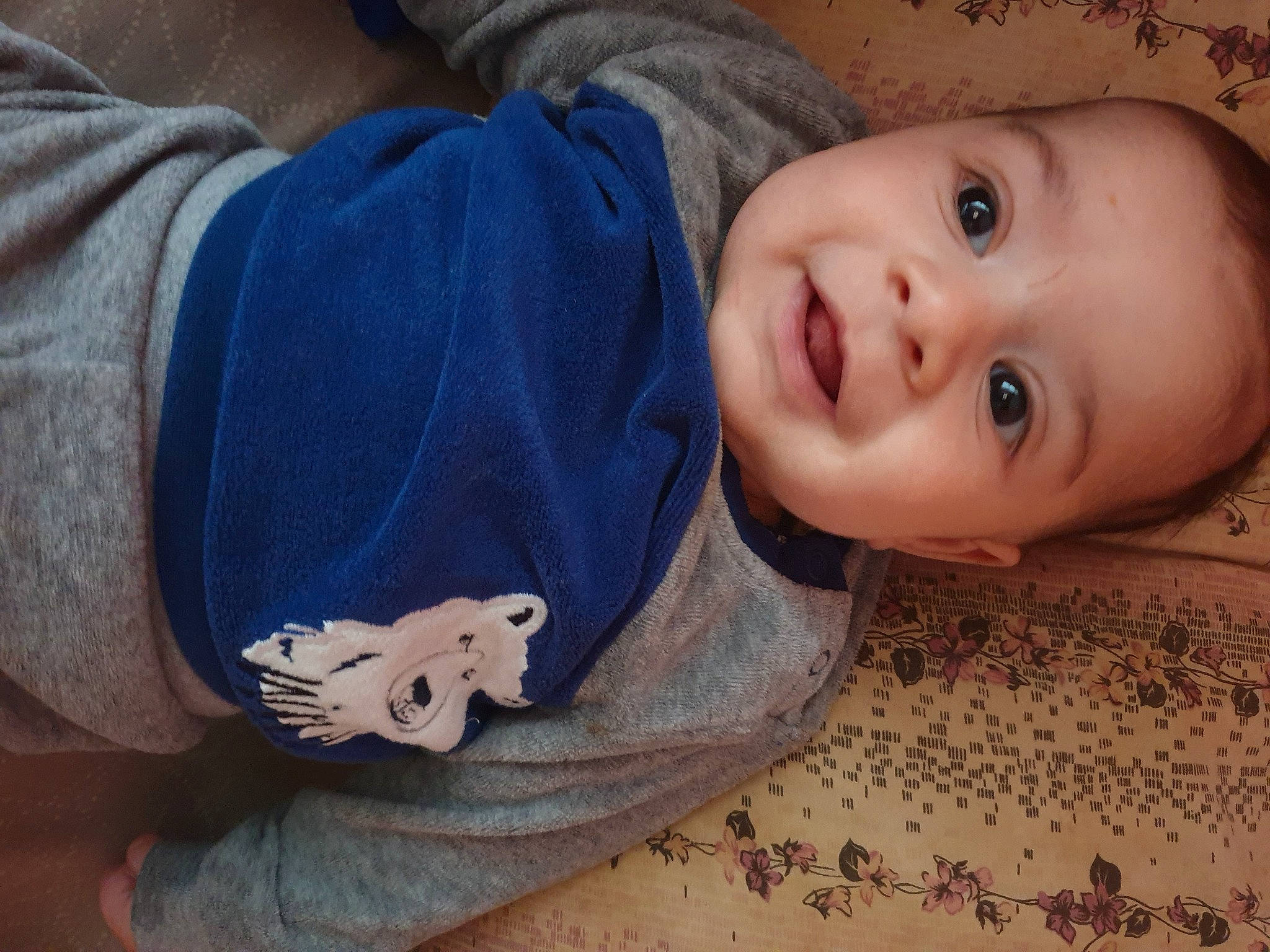 Matei participe au concours pour gagner de l'argent avec cette photo : baby, baby_toddler_clothing, cheek, clothing, finger, grass, hand, happy, head, human_body, jeans, leg, mouth, nose, organ, person, skin, sleeve, smile, toddler