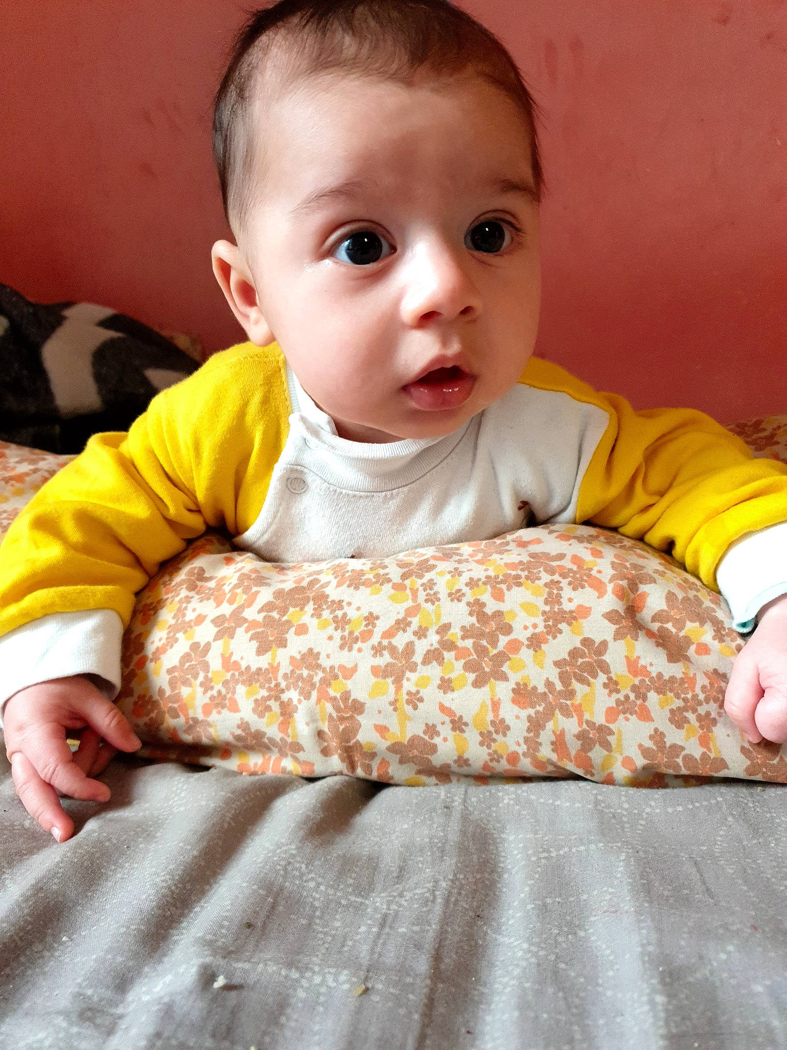 Matei a rejoint le concours — aidez-le/la à gagner de superbes lots ! baby, baby_toddler_clothing, cheek, child, collar, comfort, face, facial_expression, happy, iris, linens, orange, pattern, person, product, sitting, skin, sleeve, surprise, t_shirt