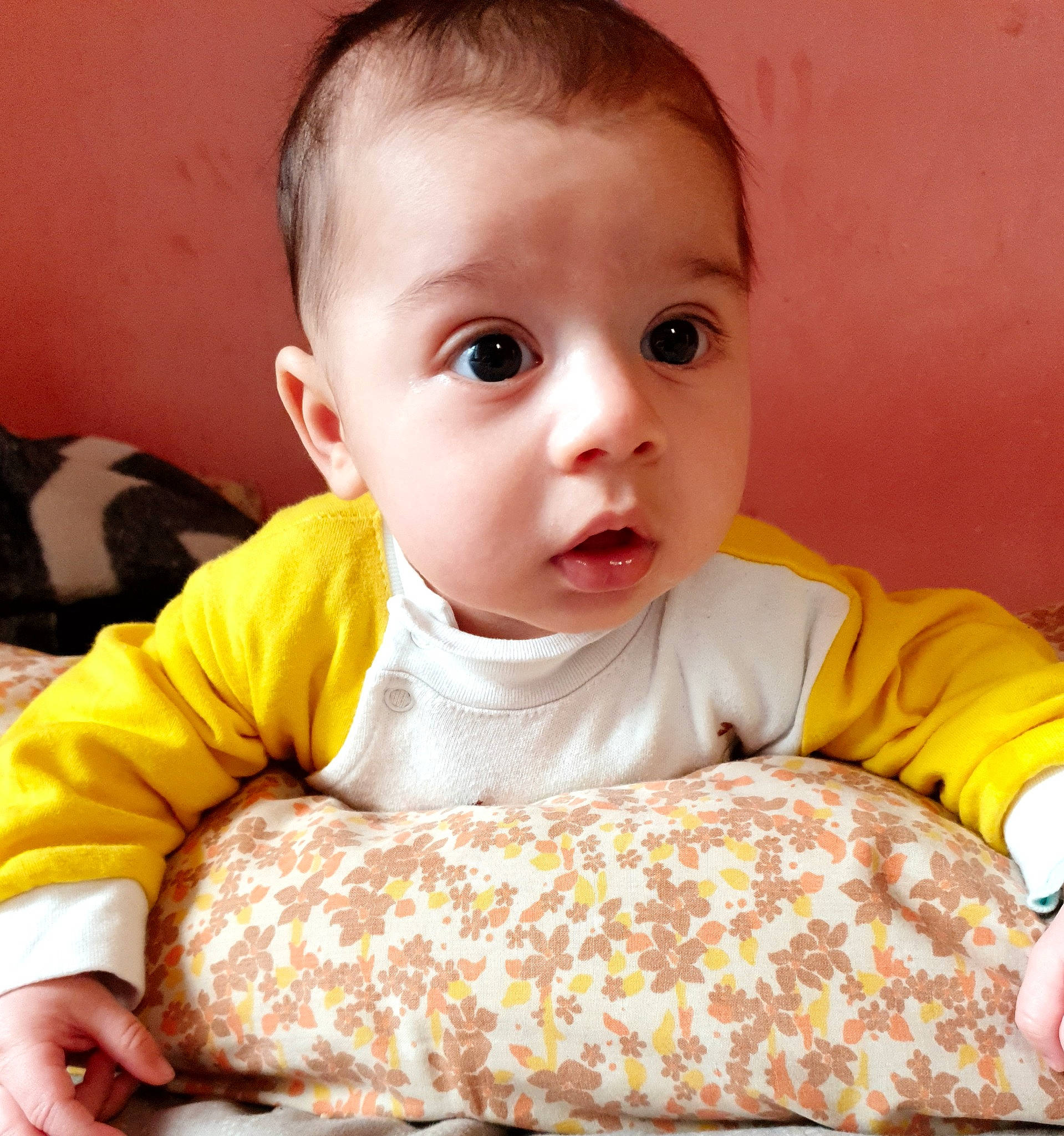 Matei a rejoint le concours — aidez-le/la à gagner de superbes lots ! baby, baby_toddler_clothing, cheek, child, chin, collar, comfort, happy, iris, linens, pattern, person, portrait_photography, product, sitting, skin, sleeve, surprise, t_shirt, toddler