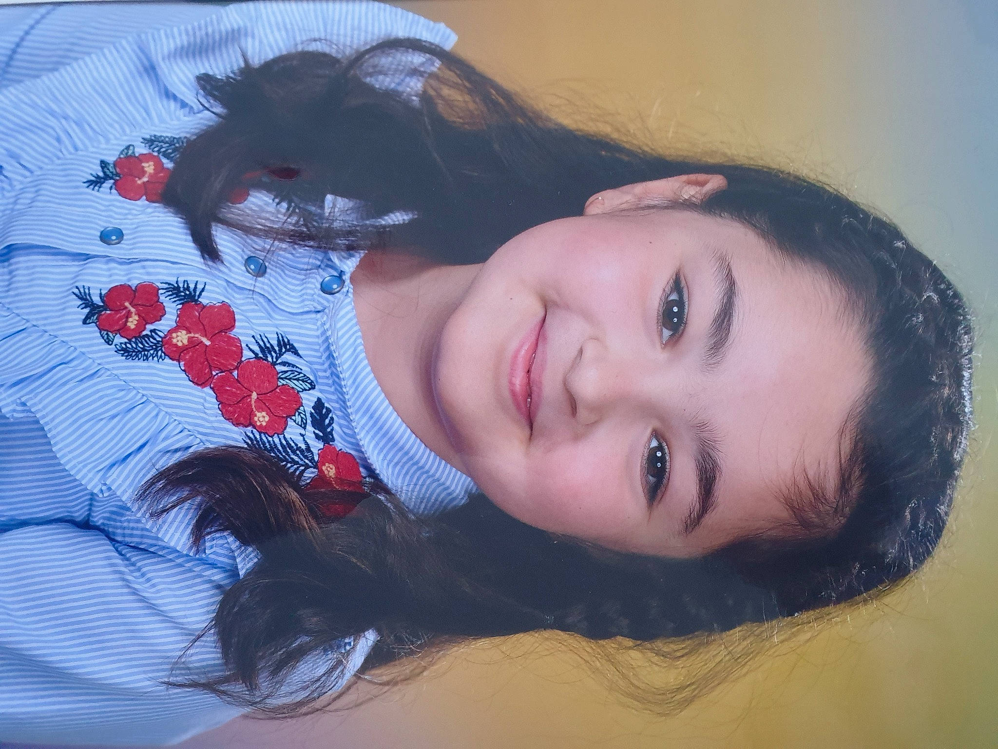 Serra participe au concours pour gagner de l'argent avec cette photo : cheek, chin, dress, ear, eyebrow, eyelash, flash_photography, forehead, happy, iris, jaw, joy, lip, lipstick, mouth, neck, nose, person, plant, shoulder