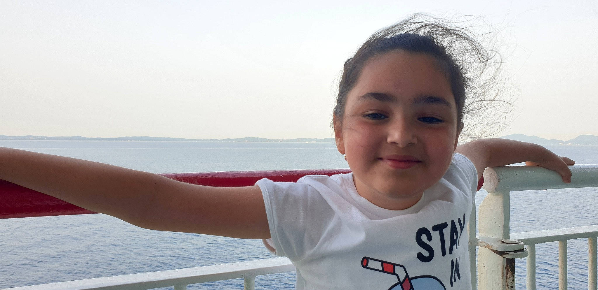 Serra a rejoint le concours — aidez-le/la à gagner de superbes lots ! body_of_water, elbow, fun, gesture, happy, horizon, joy, lake, leisure, ocean, person, shoulder, skin, sky, sleeve, smile, t_shirt, thumb, travel, vacation