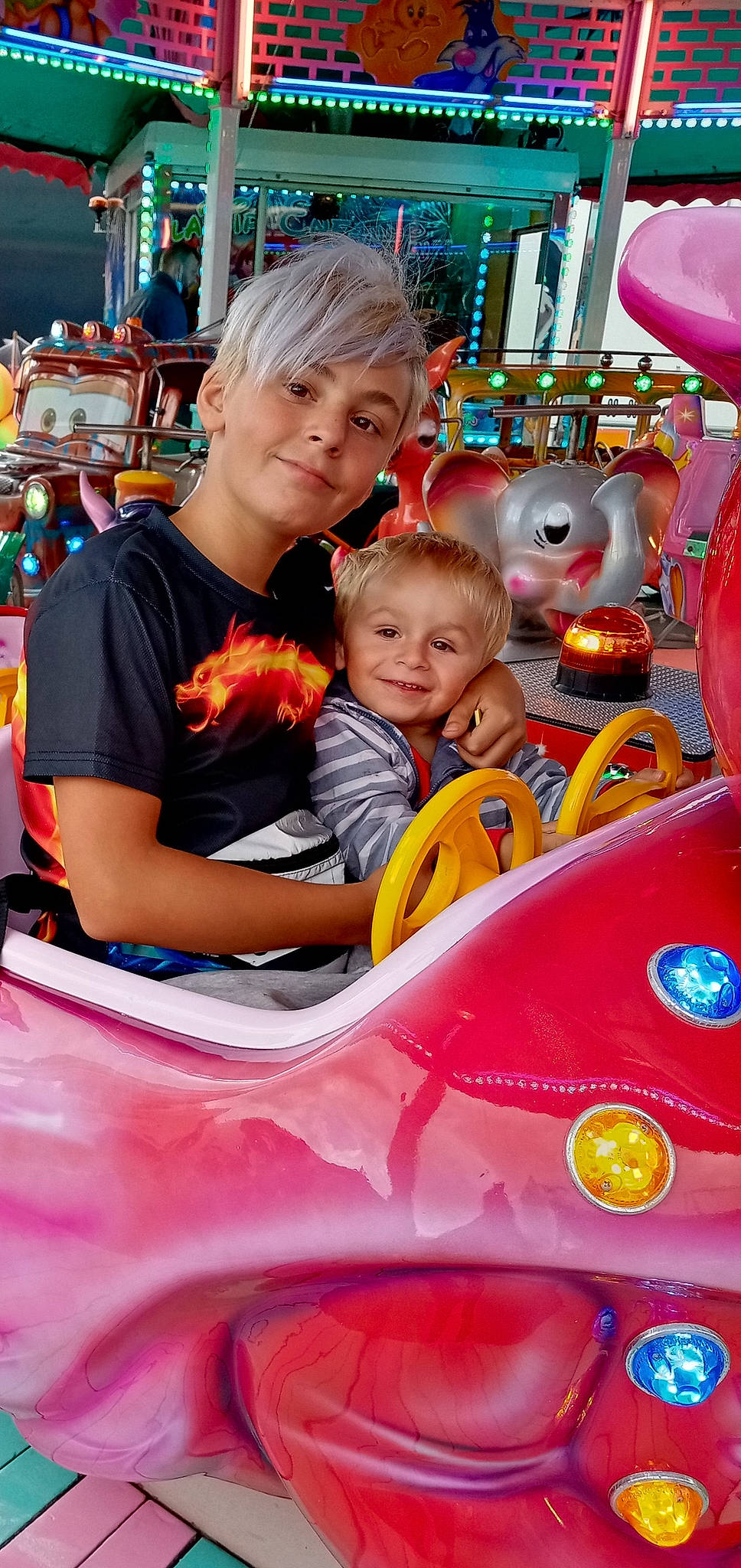 Yllan a rejoint le concours — aidez-le/la à gagner de superbes lots ! automotive_design, automotive_exterior, bumper, event, face, facial_expression, fun, happy, head, joy, leisure, motor_vehicle, outdoor_recreation, person, playground, recreation, red, smile, toddler, vehicle