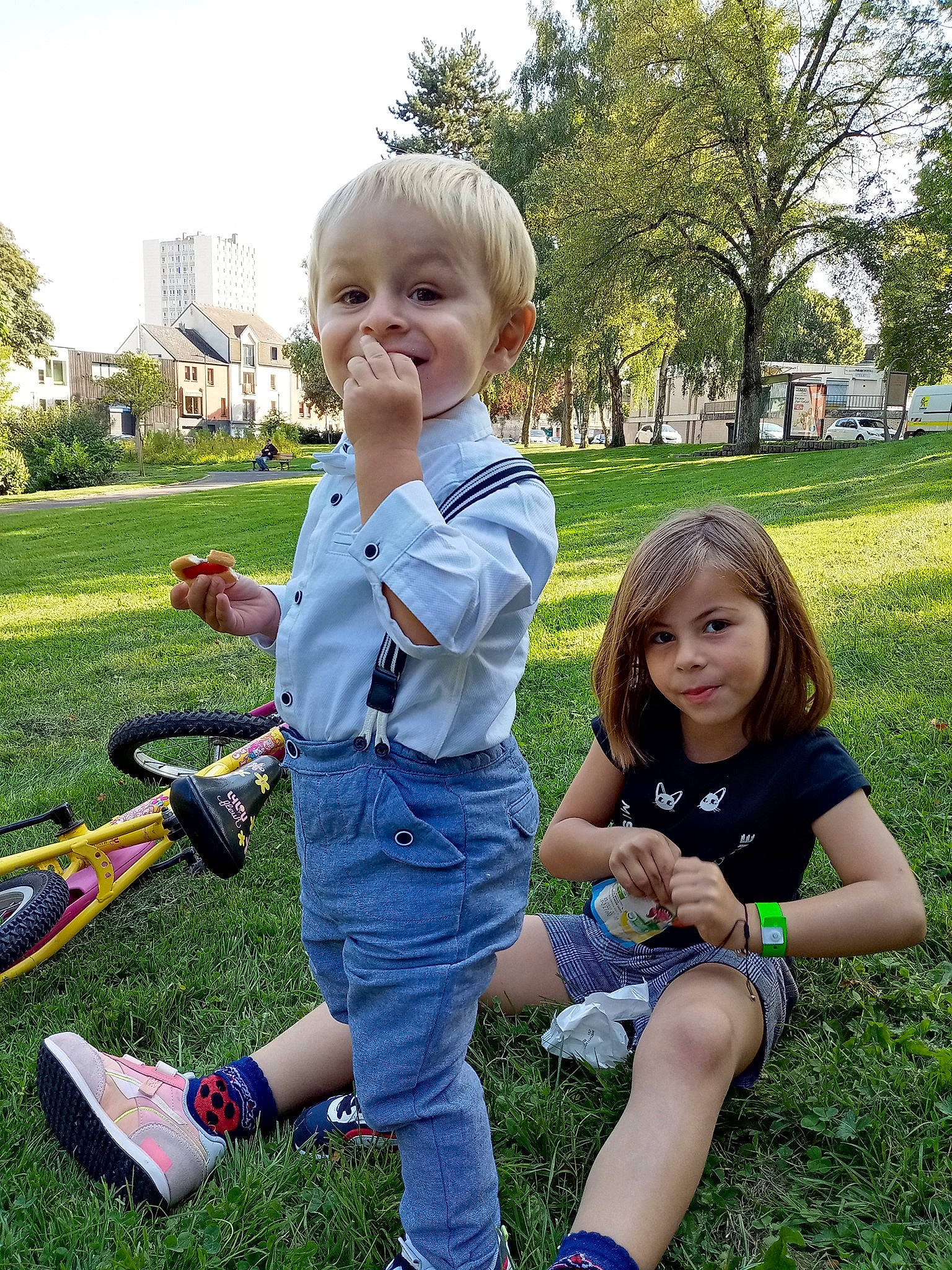 Yllan a rejoint le concours — aidez-le/la à gagner de superbes lots ! child, event, fun, gesture, grass, happy, joy, lap, lawn, leg, leisure, meadow, people_in_nature, person, plant, recreation, shorts, sky, smile, summer