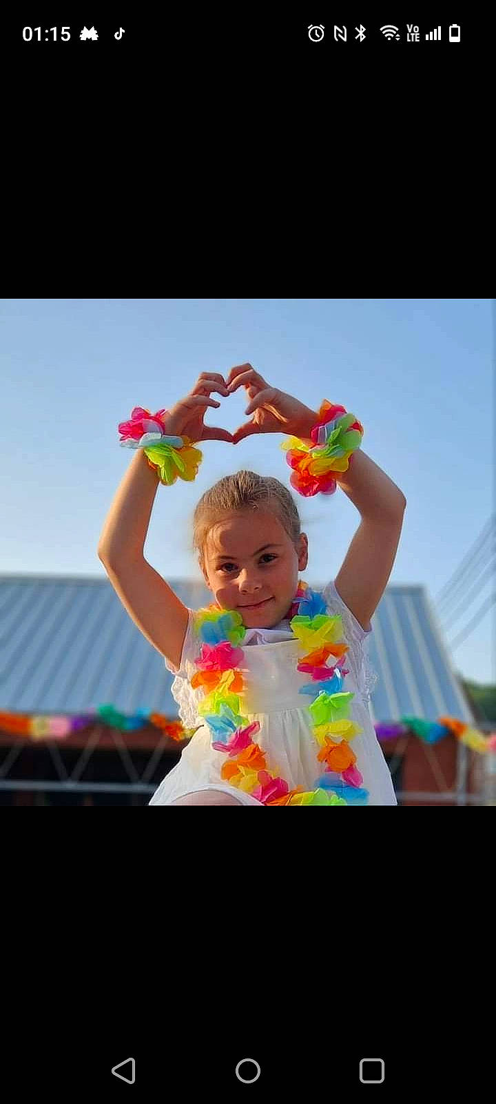 Emy participe au concours pour gagner de l'argent avec cette photo : balloon, child, entertainment, event, fun, gesture, happy, joy, leisure, liquid_bubble, magenta, party_supply, people_in_nature, person, pink, play, recreation, sky, smile, t_shirt