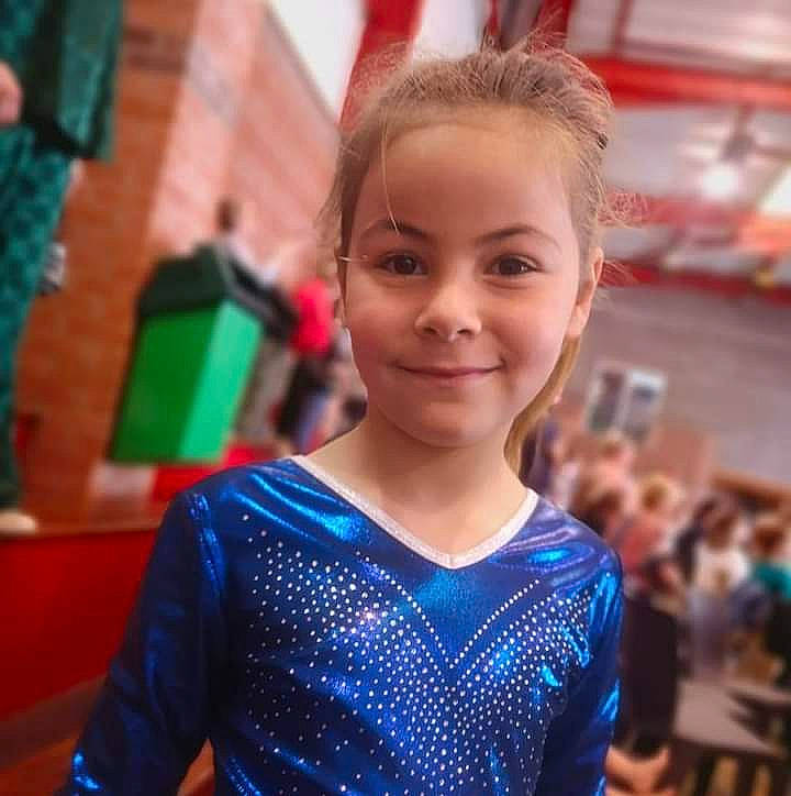 Emy a rejoint le concours — aidez-le/la à gagner de superbes lots ! blond, brown_hair, child, electric_blue, event, fashion_design, flooring, fun, happy, joy, leisure, magenta, pattern, person, recreation, shoulder, sleeve, smile, sportswear, t_shirt