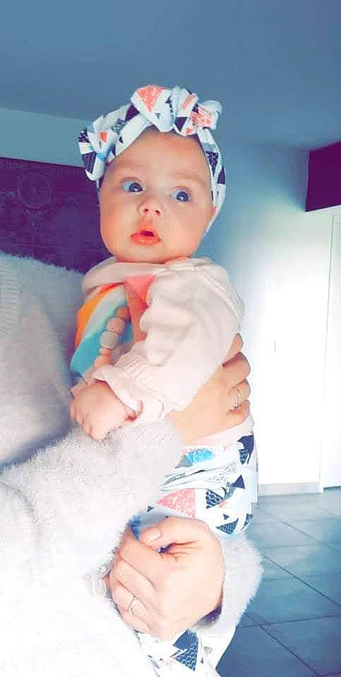 Iris a rejoint le concours — aidez-le/la à gagner de superbes lots ! arm, azure, baby, baby_toddler_clothing, blue, cheek, comfort, eye, finger, happy, head, headwear, human_body, iris, lip, person, pink, skin, sleeve, textile