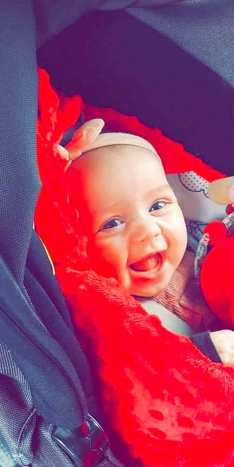 Iris a rejoint le concours — aidez-le/la à gagner de superbes lots ! baby, child, chin, eyebrow, finger, fun, gesture, happy, headgear, iris, lip, magenta, mouth, orange, person, petal, pink, red, smile, textile