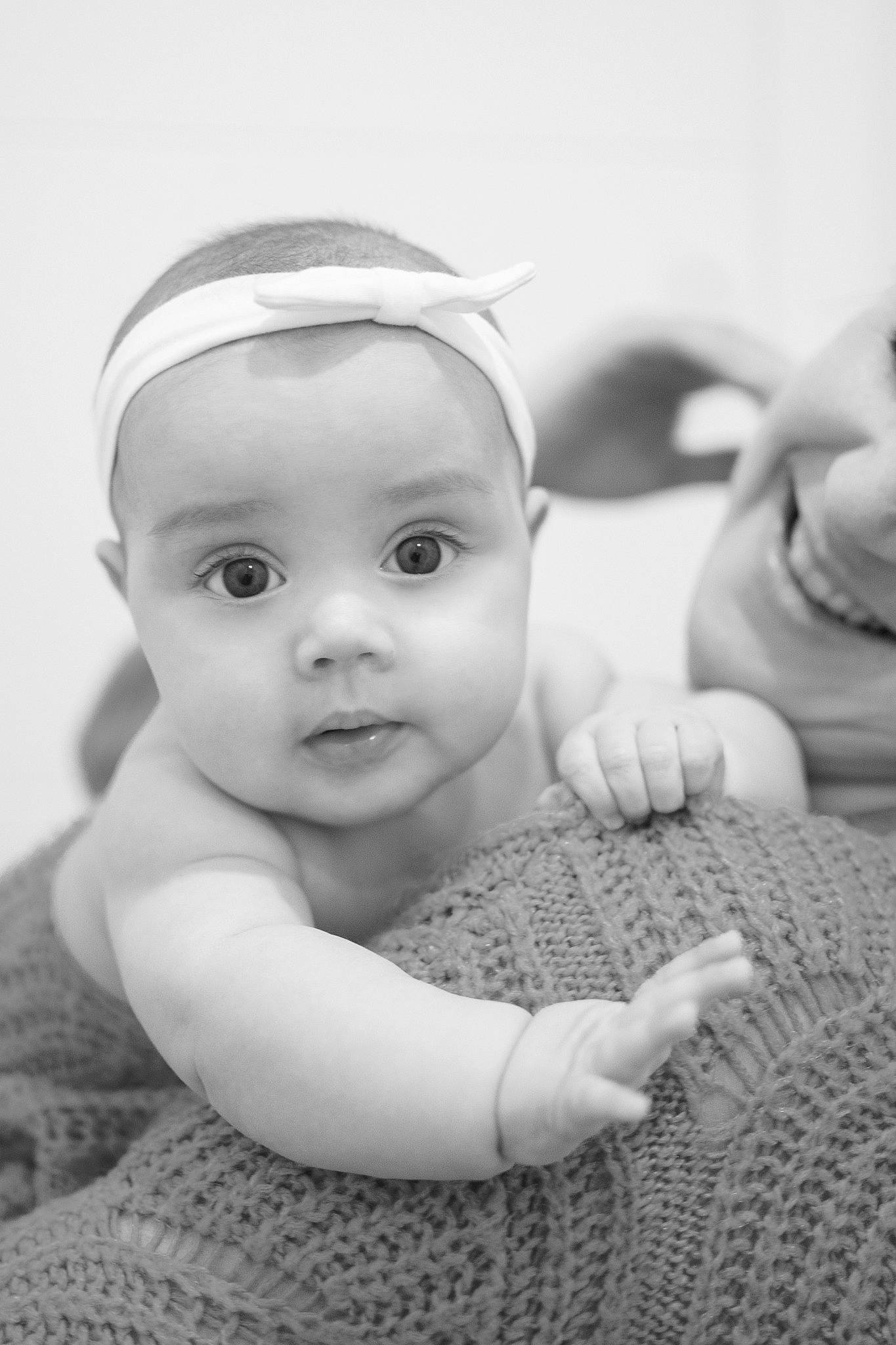 Iris a rejoint le concours — aidez-le/la à gagner de superbes lots ! baby, black_and_white, cheek, child, close_up, comfort, elbow, eyebrow, finger, flash_photography, flooring, gesture, happy, monochrome, monochrome_photography, nail, person, sitting, skin, thumb