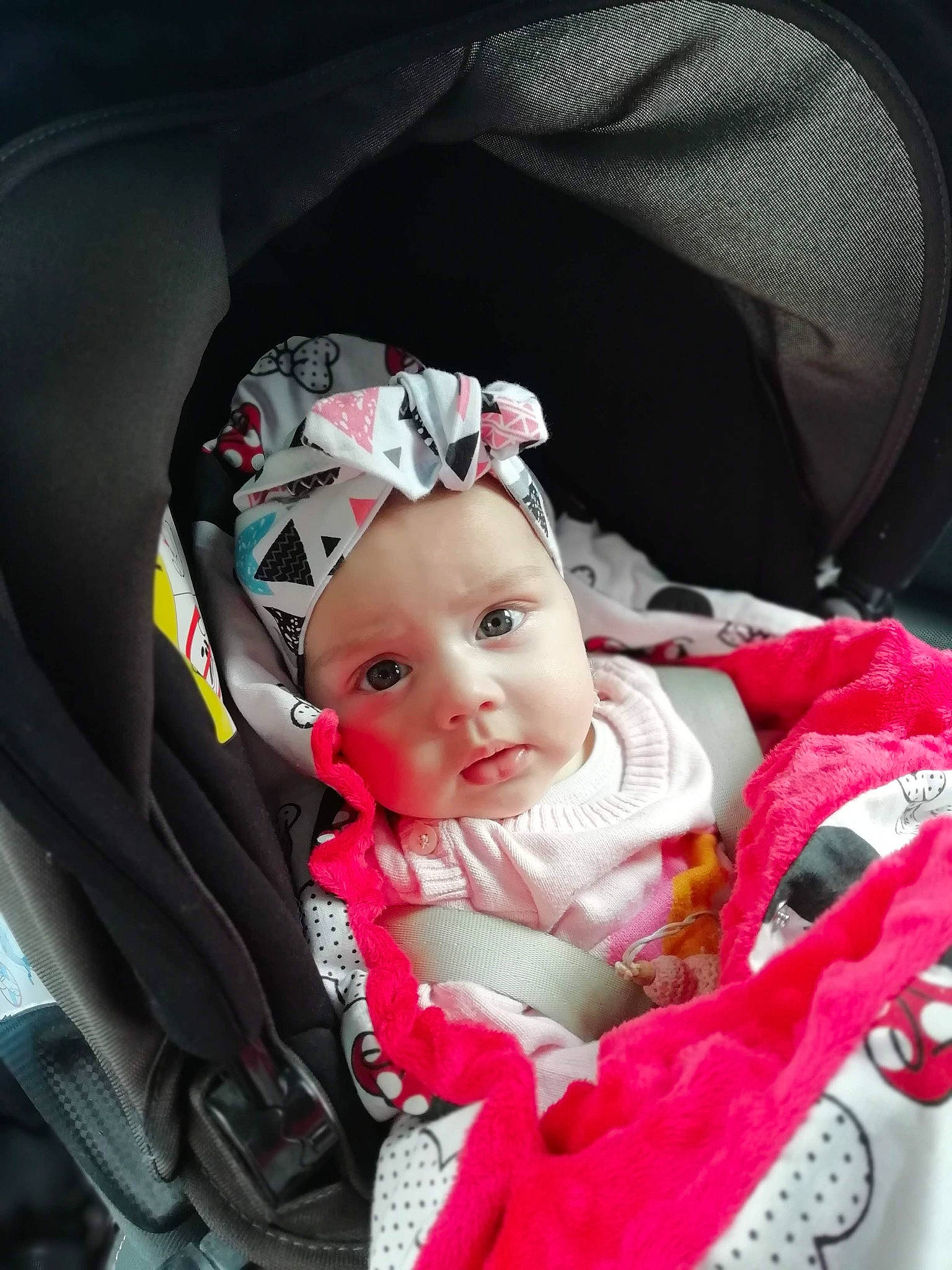 Iris participe au concours pour gagner de l'argent avec cette photo : auto_part, baby, baby_carriage, baby_products, baby_safety, baby_toddler_clothing, car_seat, car_seat_cover, carmine, cheek, child, comfort, eye, fashion_accessory, happy, headgear, headwear, luxury_vehicle, person, pink