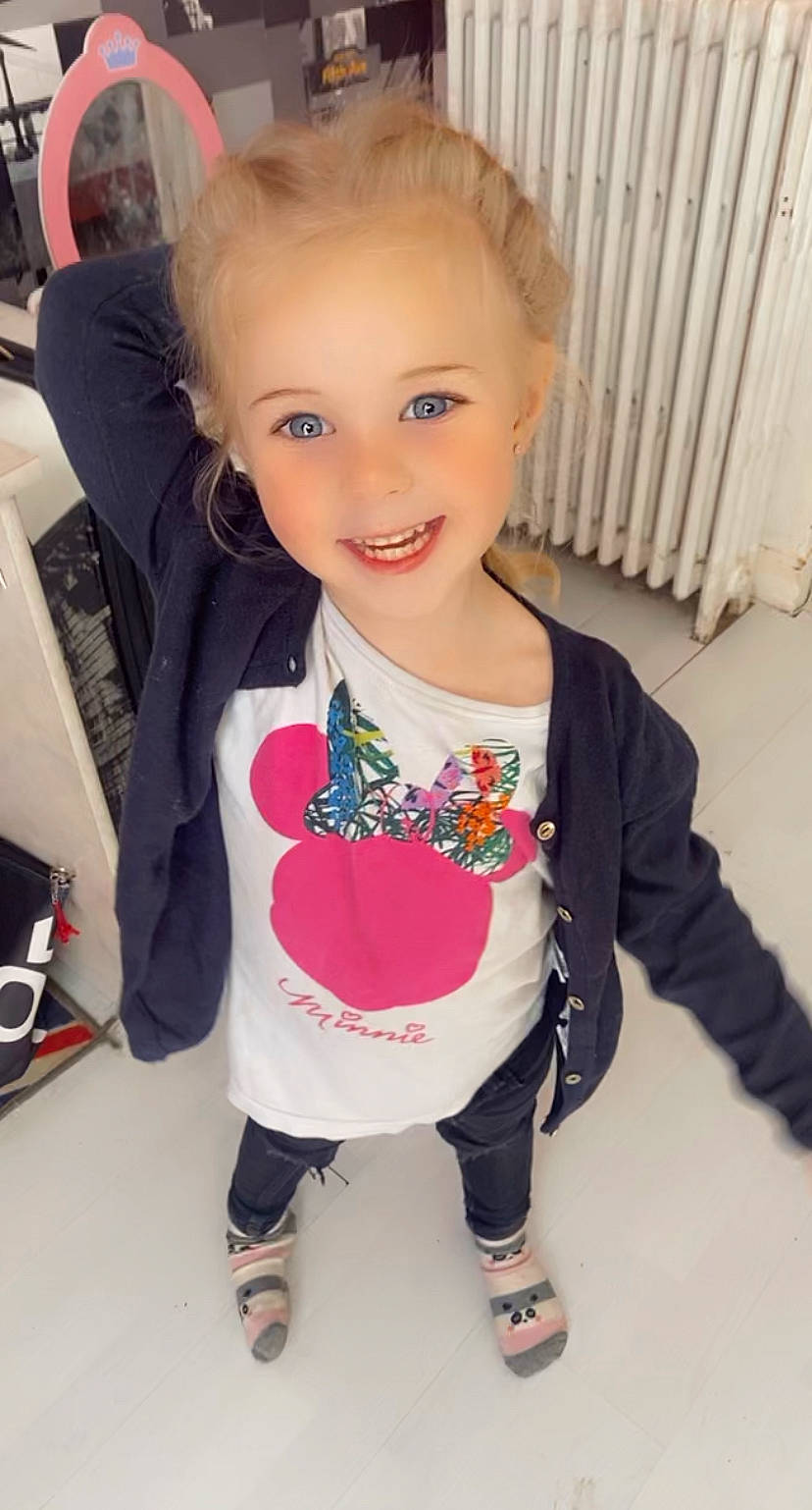 Lorena a rejoint le concours — aidez-le/la à gagner de superbes lots ! baby_toddler_clothing, cheek, clothing, cool, face, fashion_design, hair, hairstyle, happy, head, joy, magenta, neck, outerwear, person, pink, sleeve, smile, sportswear, t_shirt