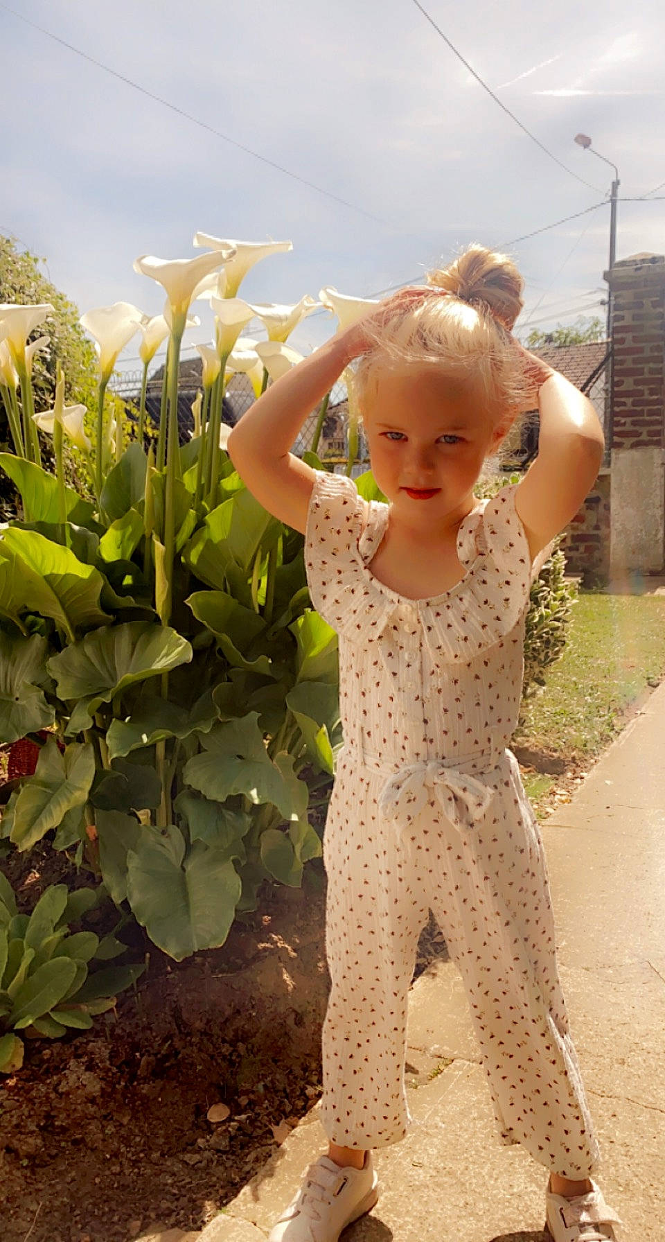 Lorena a rejoint le concours — aidez-le/la à gagner de superbes lots ! arm, baby_toddler_clothing, child, finger, flower, fun, gesture, grass, happy, leaf, people_in_nature, person, petal, plant, sky, smile, soil, summer, sunlight, toddler