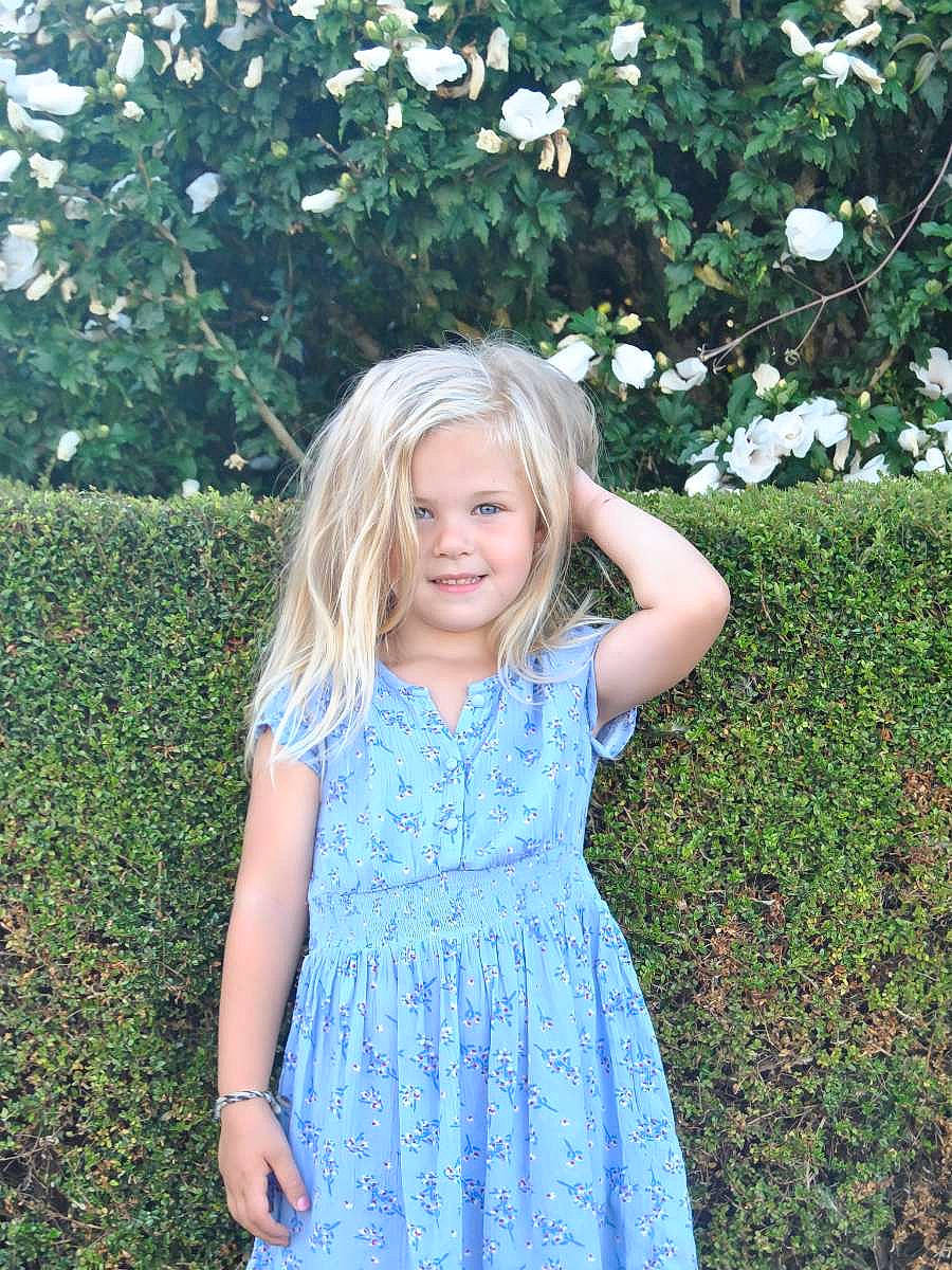 Lorena a rejoint le concours — aidez-le/la à gagner de superbes lots ! blond, botany, brown_hair, day_dress, dress, electric_blue, formal_wear, grass, hair, happy, joy, leaf, long_hair, one_piece_garment, pattern, people_in_nature, person, plant, shrub, summer