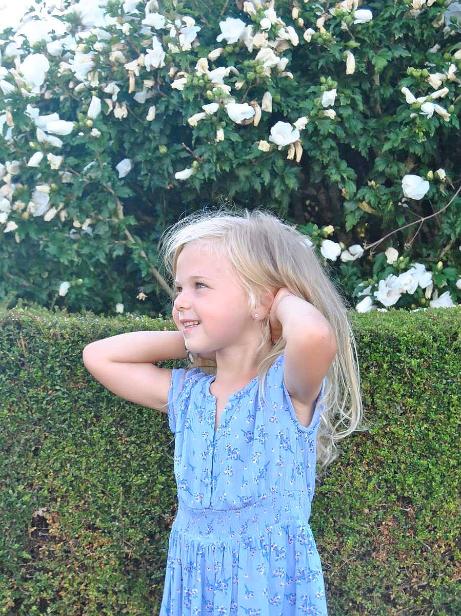 Lorena participe au concours pour gagner de l'argent avec cette photo : baby_toddler_clothing, beauty, blond, botany, day_dress, flower, grass, hairstyle, happy, joy, leaf, one_piece_garment, people_in_nature, person, petal, pink, plant, rose, rose_family, sleeve