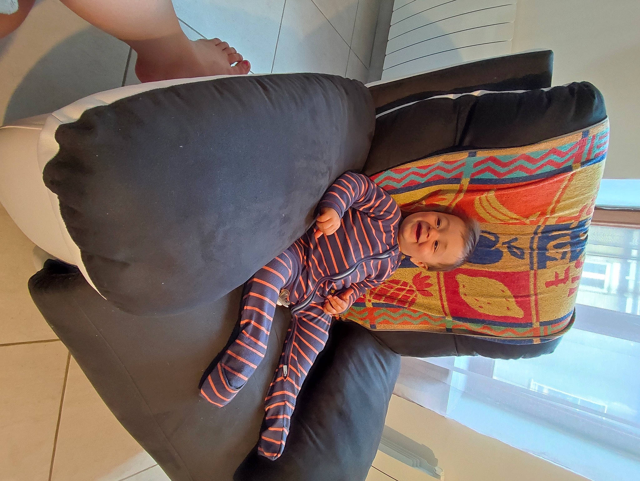 Milo participe au concours pour gagner de l'argent avec cette photo : automotive_design, automotive_wheel_system, child, comfort, eyewear, flooring, fun, hat, human_leg, knee, leg, leisure, person, room, sitting, suit, sun_hat, t_shirt, thigh, tints_and_shades