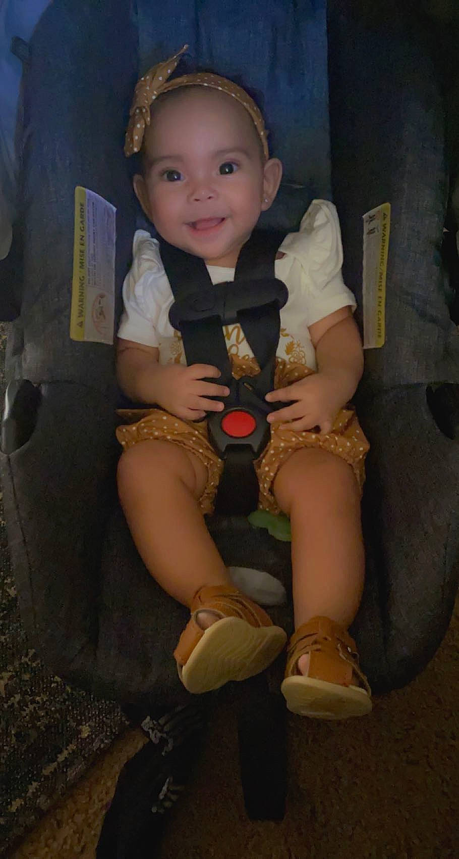 Jazara is registered to the contest to win money with this photo: baby, child, cool, eye, flash_photography, foot, fun, hairstyle, happy, human_leg, joy, knee, lap, person, sandal, shoe, skin, smile, snapshot, standing