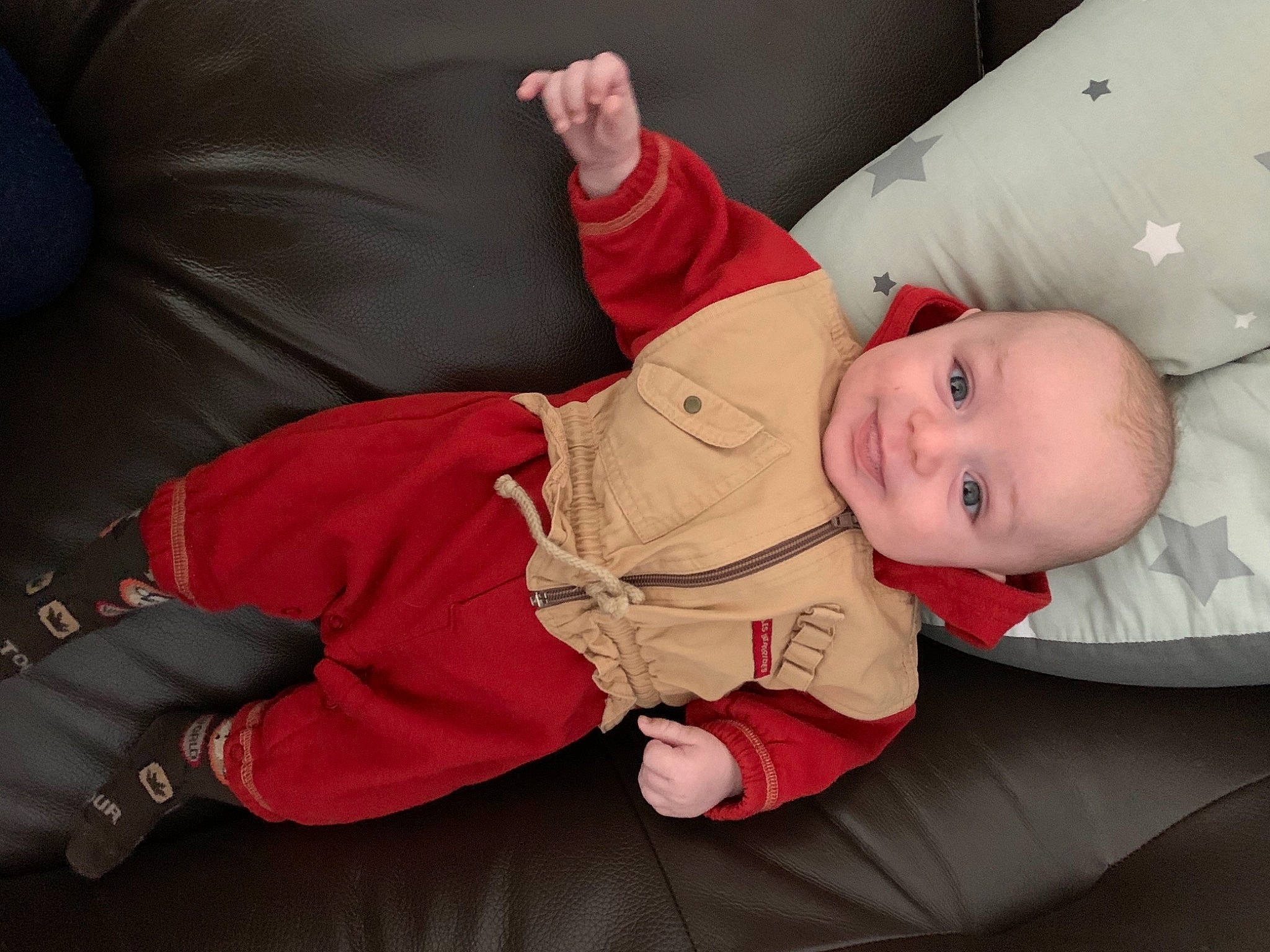 Soan participe au concours pour gagner de l'argent avec cette photo : baby, baby_products, baby_toddler_clothing, carmine, cheek, child, comfort, couch, human_leg, knee, lap, linens, mouth, person, room, sitting, sleep, sleeve, smile, sock