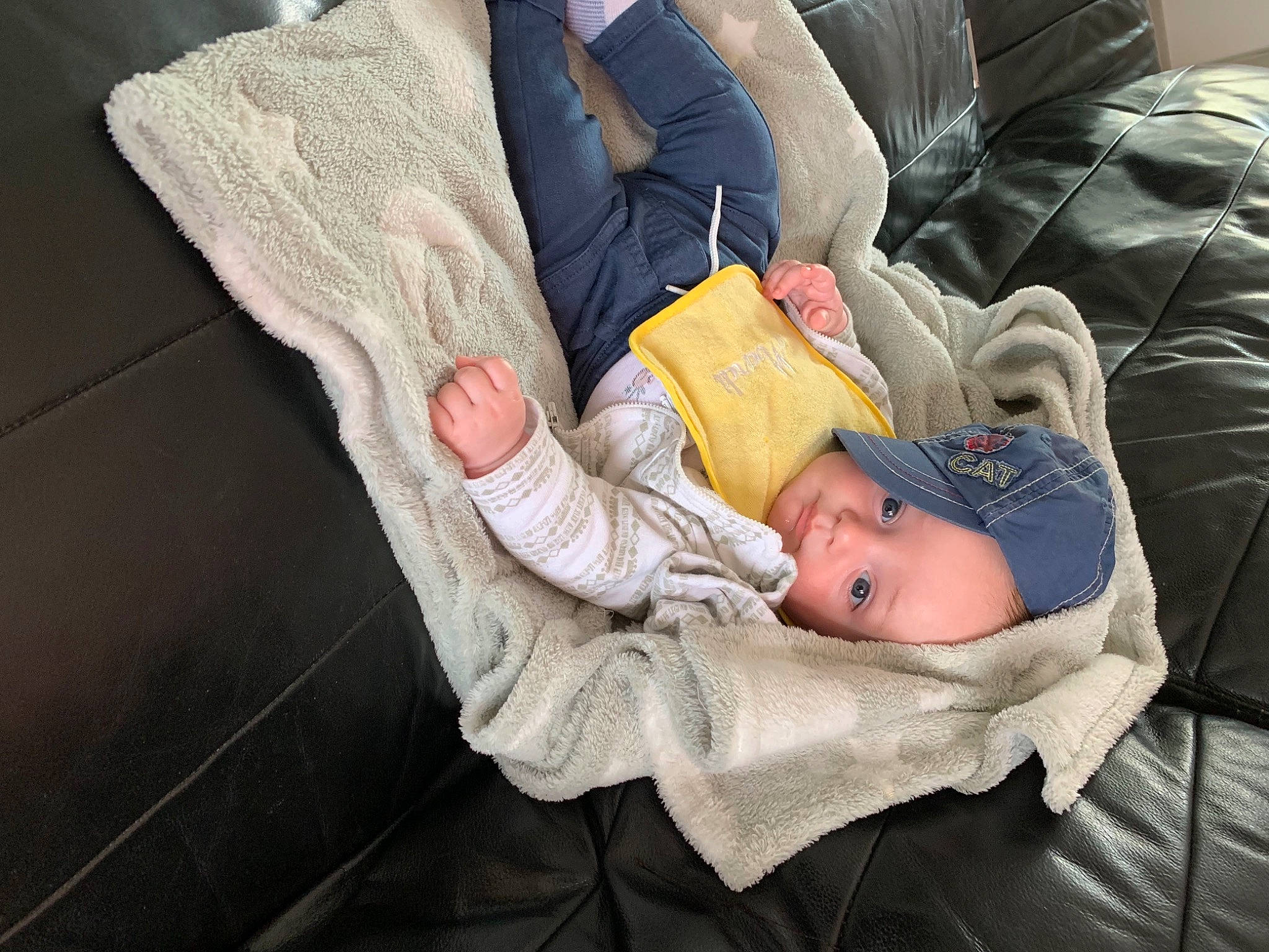 Soan a rejoint le concours — aidez-le/la à gagner de superbes lots ! baby, baby_carriage, baby_products, baby_toddler_clothing, cheek, child, comfort, couch, eye, gesture, human_body, leg, linens, outerwear, person, sitting, sleeve, textile, toddler, tree