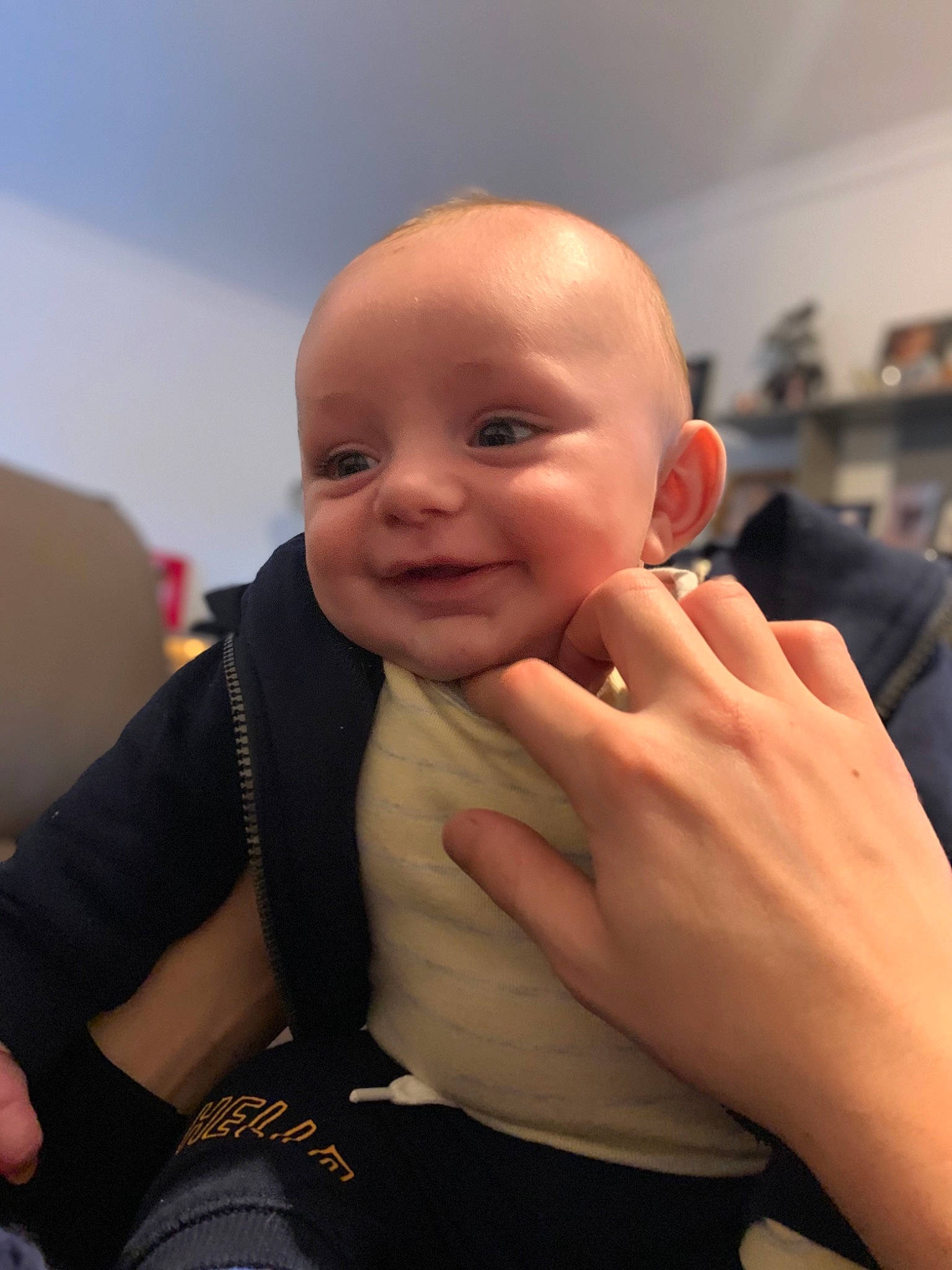 Soan a rejoint le concours — aidez-le/la à gagner de superbes lots ! abdomen, baby, baby_toddler_clothing, cheek, child, comfort, eyebrow, finger, fun, gesture, happy, joy, lip, mouth, nail, nose, person, skin, smile, thumb