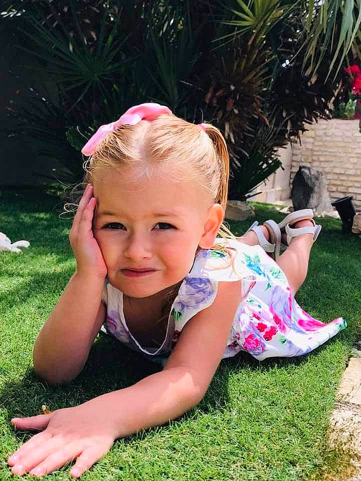 April participe au concours pour gagner de l'argent avec cette photo : child, ear, fun, grass, happy, head, lawn, leisure, person, plant, play, sitting, smile, summer, toddler, vacation