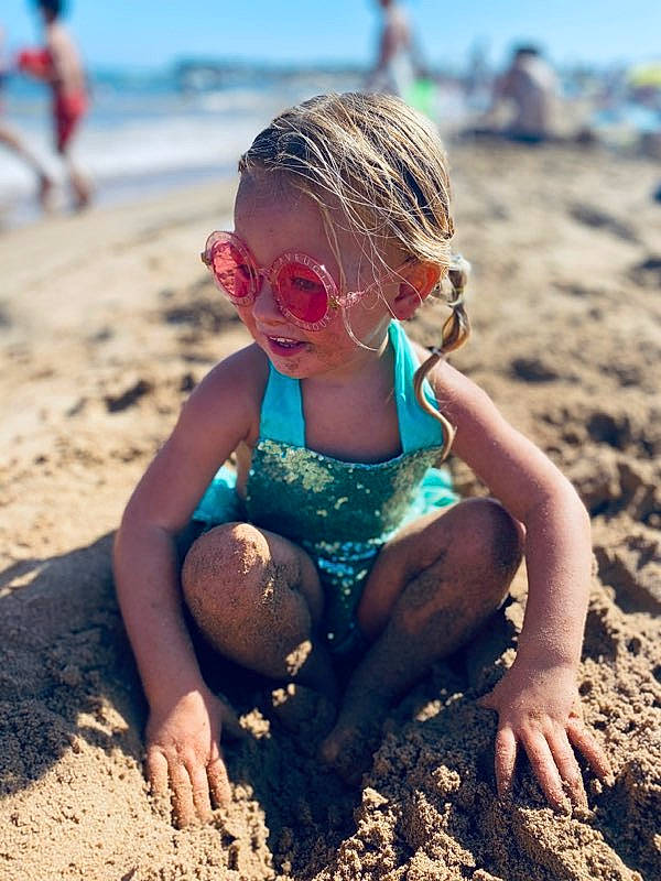 April a rejoint le concours — aidez-le/la à gagner de superbes lots ! beach, child, fun, mud, person, photograph, play, sand, sea, smile, soil, summer, toddler, vacation