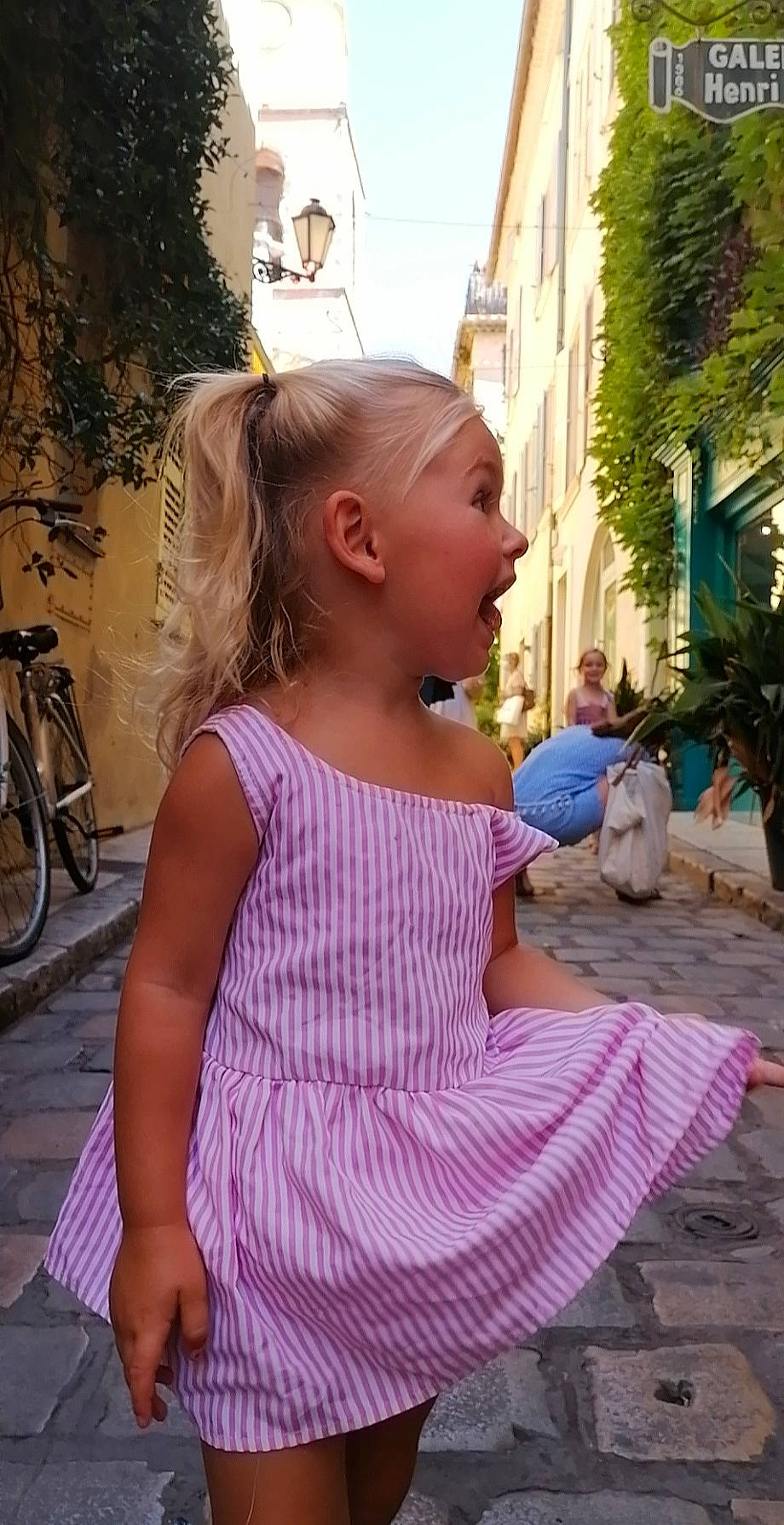 April participe au concours pour gagner de l'argent avec cette photo : blurred, child, dress, neck, person, pink, shoulder, smile, toddler, vacation