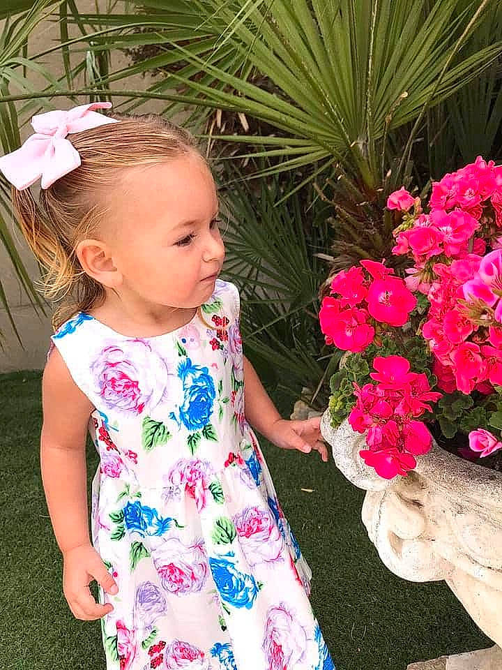 April participe au concours pour gagner de l'argent avec cette photo : baby, child, child_model, design, dress, fashion_accessory, flower, headgear, pattern, person, petal, pink, plant, spring, summer, textile, toddler, vacation, wildflower