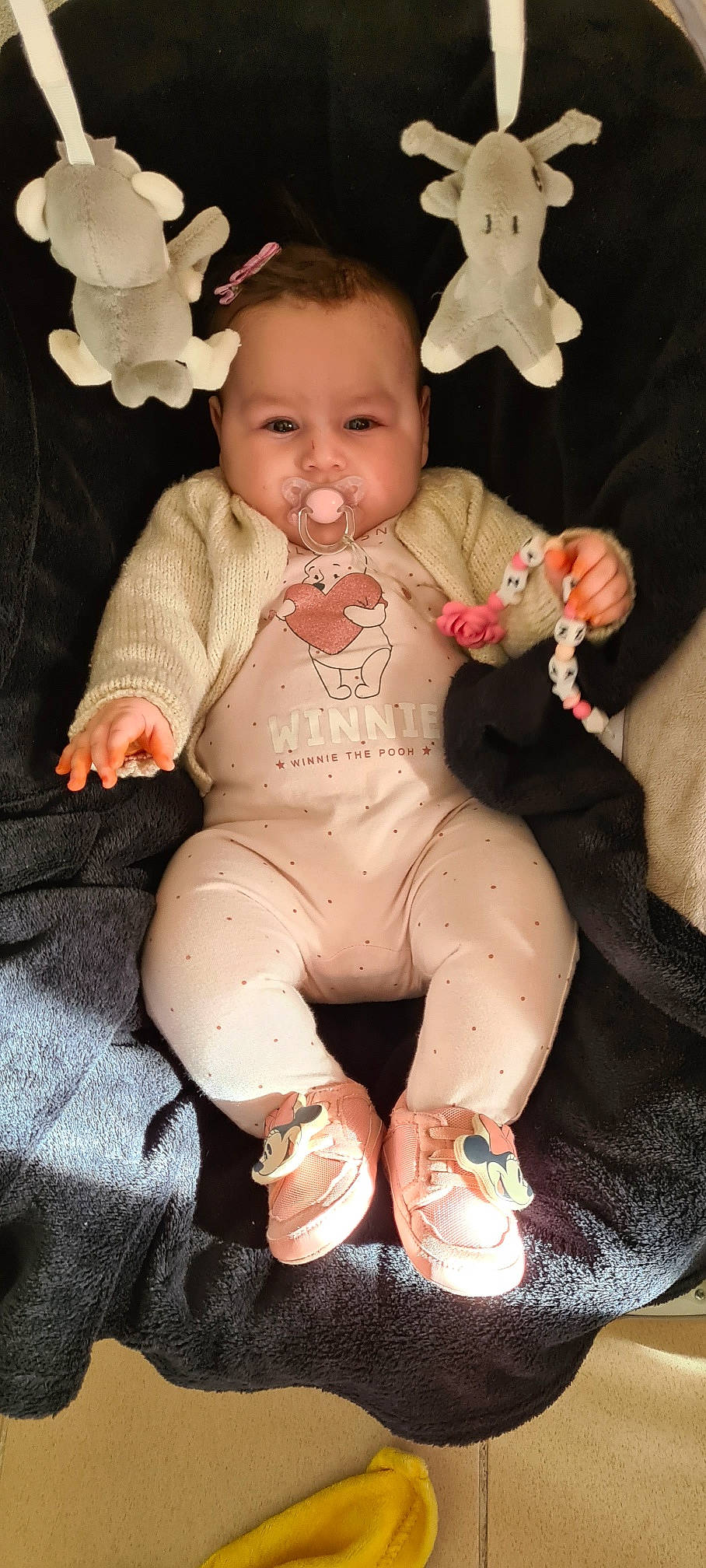 Zaïna a rejoint le concours — aidez-le/la à gagner de superbes lots ! baby_toddler_clothing, cheek, chin, dress, finger, hairstyle, hand, head, human_body, iris, leg, lip, mouth, nose, organ, person, pink, skin, sleeve, stomach