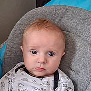 Noha a rejoint le concours — aidez-le/la à gagner de superbes lots ! baby, infant, child, blue_eyes, cute, clothing, patterned_shirt, smiling_clouds, mustard_pants, seated, baby_chair, soft_fabric, indoor, portrait, young_child, face, expression, comfort, casual_wear, closeup