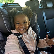 Saül a rejoint le concours — aidez-le/la à gagner de superbes lots ! child, car_seat, smiling, curly_hair, seatbelt, pink_jacket, happy, car_interior, young_girl, portrait, safety, cute, childhood, kid, seat, person, casual_wear, daylight, fun, selfie