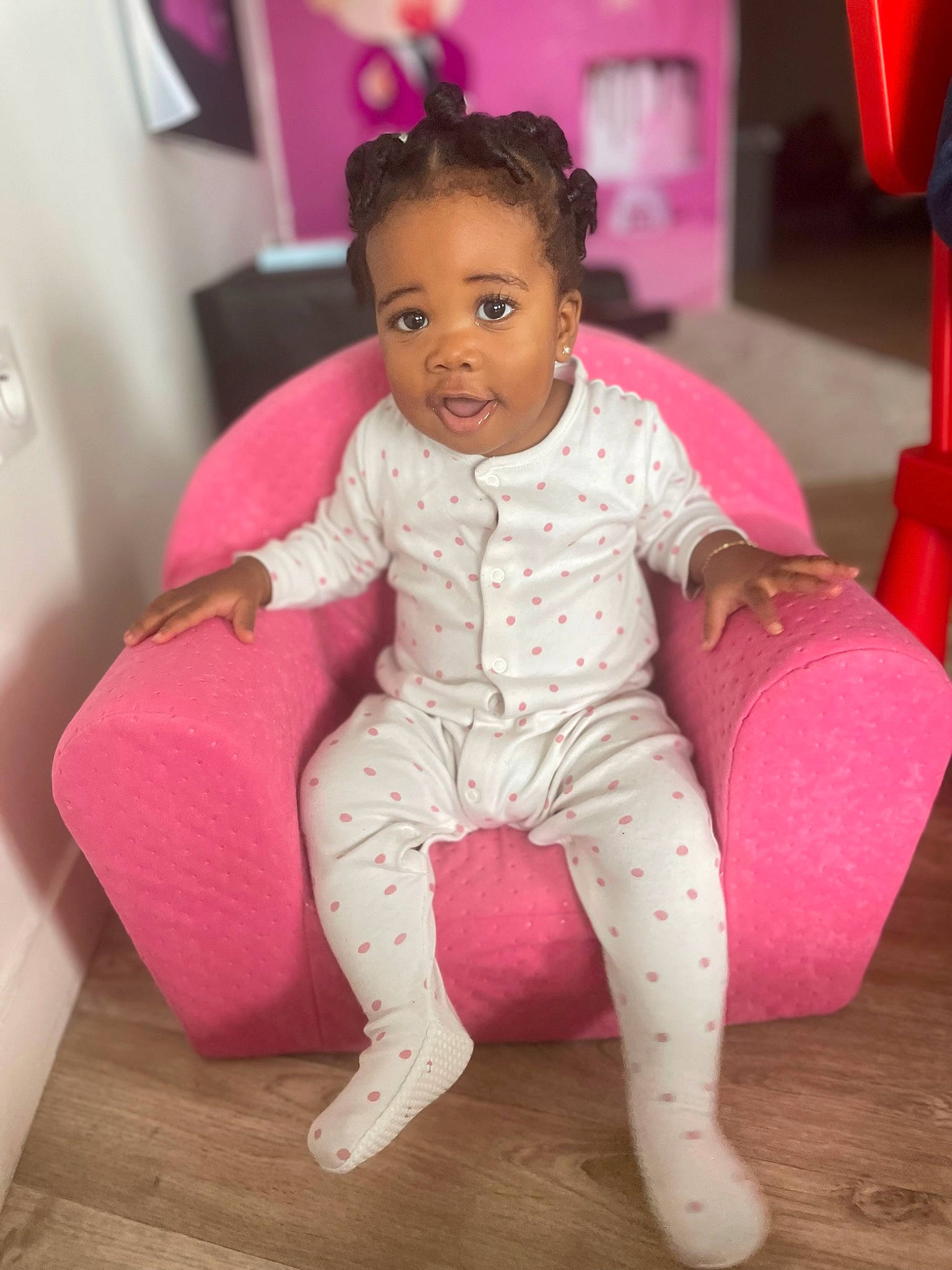 Kyana participe au concours pour gagner de l'argent avec cette photo : baby, baby_toddler_clothing, cheek, chin, eye, face, facial_expression, floor, flooring, fun, happy, head, lip, magenta, person, pink, purple, skin, sleeve, thigh