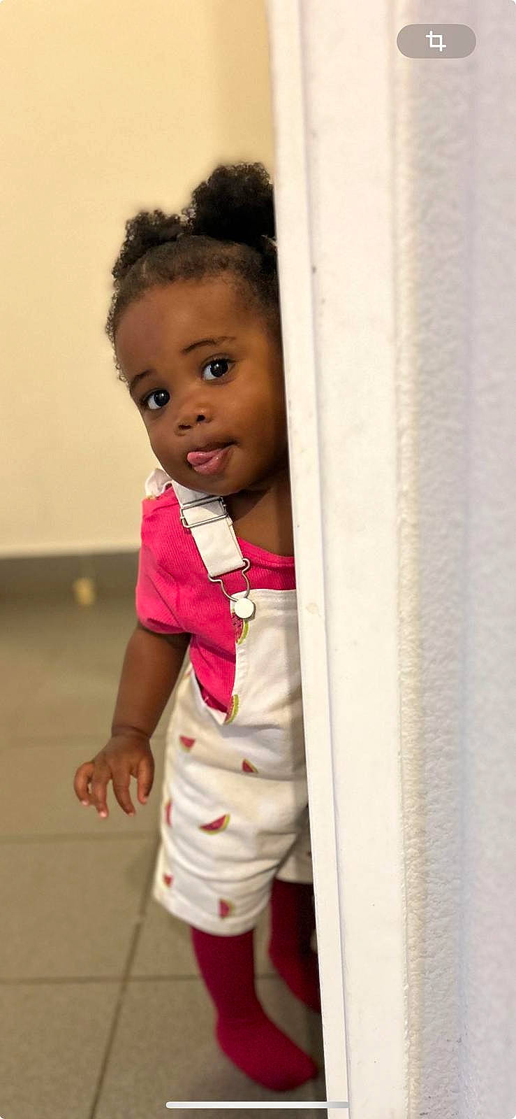 Kyana a rejoint le concours — aidez-le/la à gagner de superbes lots ! baby, baby_toddler_clothing, child, door, fashion_design, happy, magenta, pattern, person, room, sleeve, smile, t_shirt, toddler, waist, wood