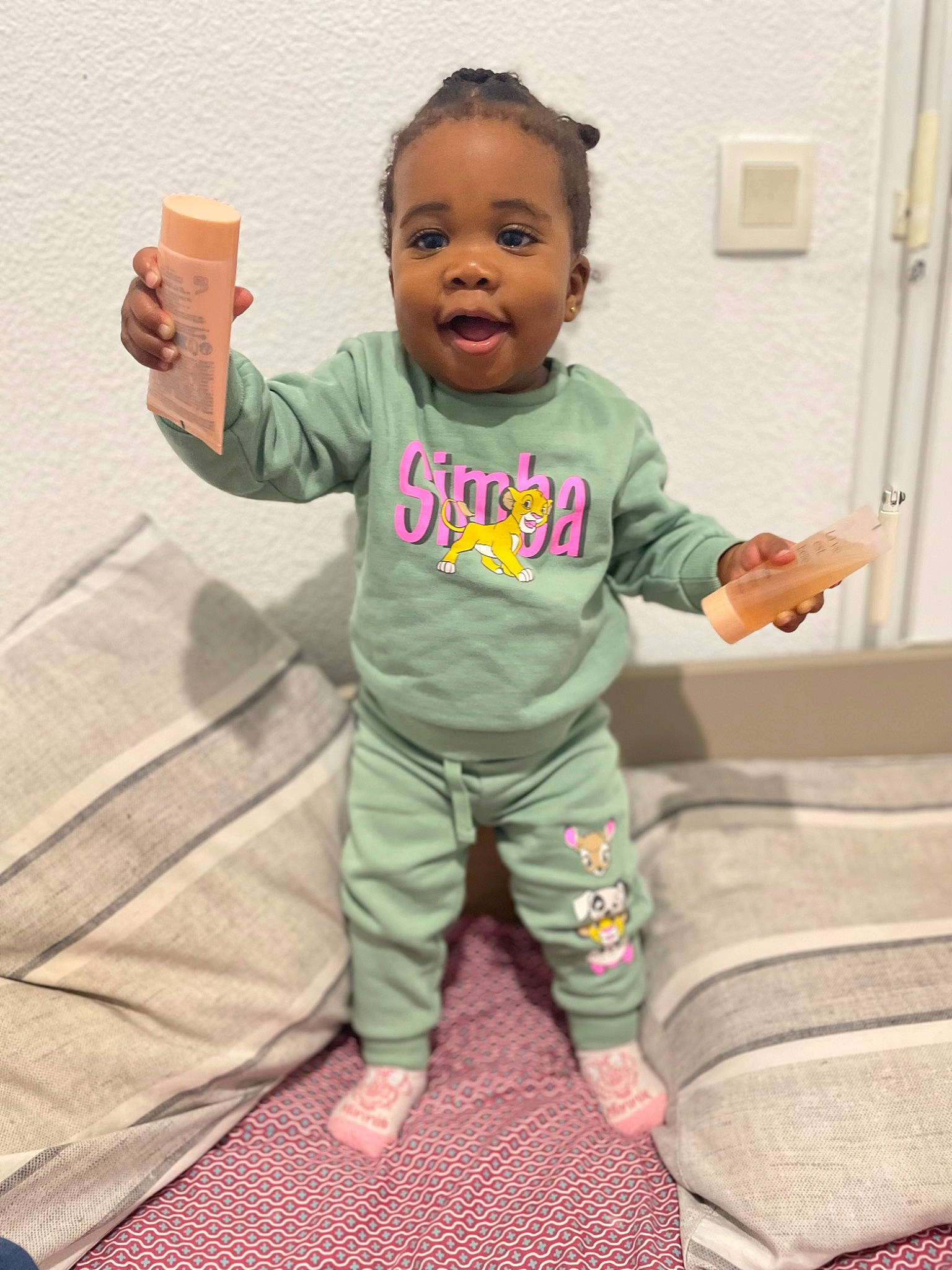 Kyana a rejoint le concours — aidez-le/la à gagner de superbes lots ! arm, baby, baby_toddler_clothing, cheek, child, comfort, face, fun, gesture, happy, linens, outerwear, person, play, room, sitting, sleeve, smile, t_shirt, thumb