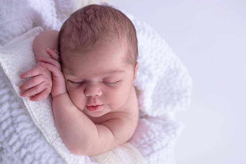 Julya participe au concours pour gagner de l'argent avec cette photo : arm, baby, baby_sleeping, baby_toddler_clothing, cheek, comfort, ear, eyebrow, eyelash, flash_photography, gesture, happy, headgear, iris, lip, neck, nose, person, skin, sleeve