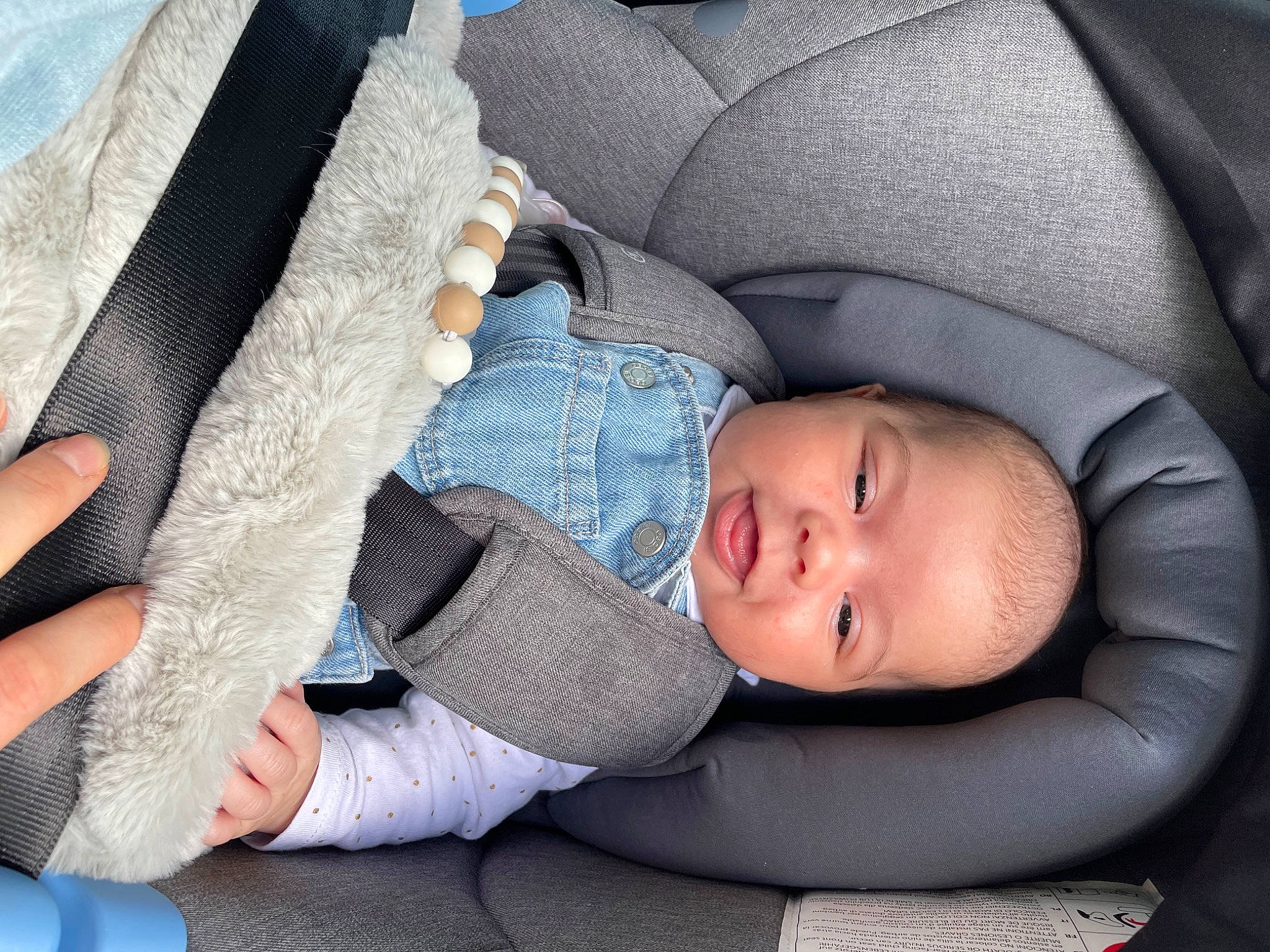 Julya a rejoint le concours — aidez-le/la à gagner de superbes lots ! auto_part, baby, baby_carriage, baby_in_car_seat, baby_products, baby_sleeping, baby_toddler_clothing, car_seat, child, comfort, electric_blue, finger, linens, nap, pattern, person, seat_belt, sitting, sleep, toddler