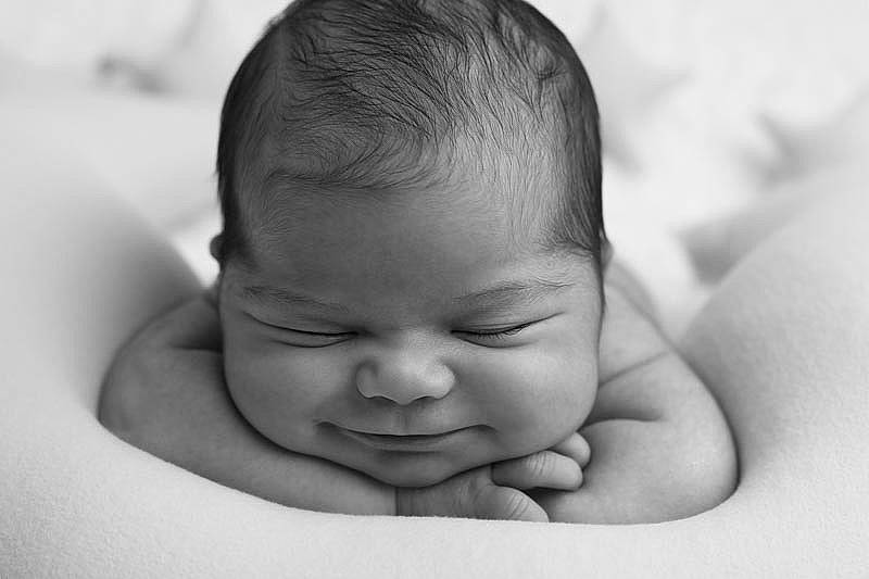 Julya a rejoint le concours — aidez-le/la à gagner de superbes lots ! arm, baby, cheek, chin, comfort, ear, eyebrow, face, finger, forehead, gesture, hand, happy, head, human_body, iris, lip, mouth, nose, person