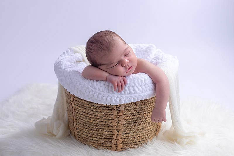 Julya participe au concours pour gagner de l'argent avec cette photo : baby, baby_toddler_clothing, basket, bedding, cap, child, comfort, flooring, hair, happy, hat, head, headgear, linens, person, picnic_basket, storage_basket, throw_pillow, toddler, wicker