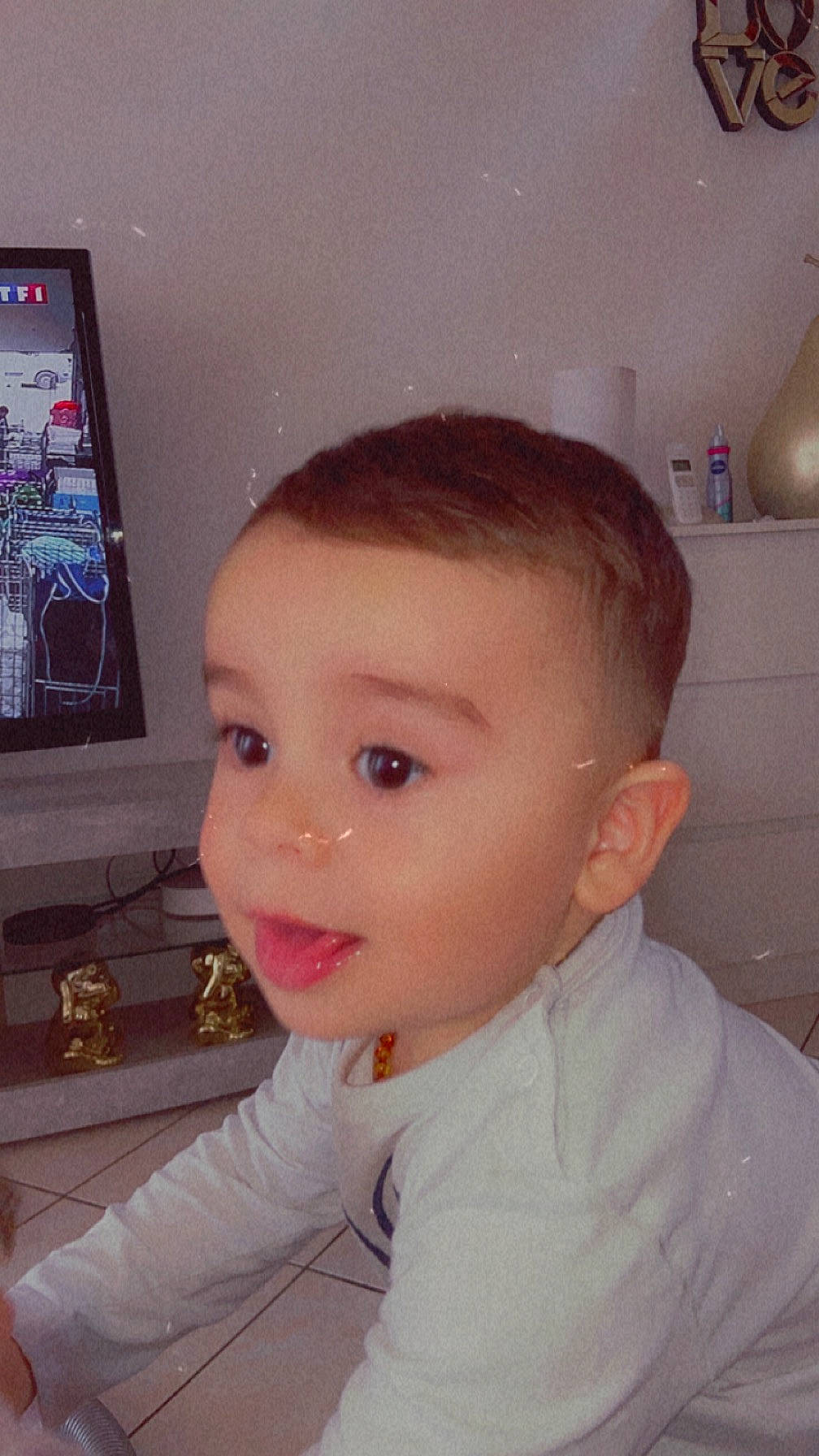 Edzio participe au concours pour gagner de l'argent avec cette photo : baby_toddler_clothing, buzz_cut, caesar_cut, cheek, child, computer_keyboard, crew_cut, display_device, ear, eyelash, forehead, fun, hair, iris, jaw, lamp, nose, output_device, person, t_shirt