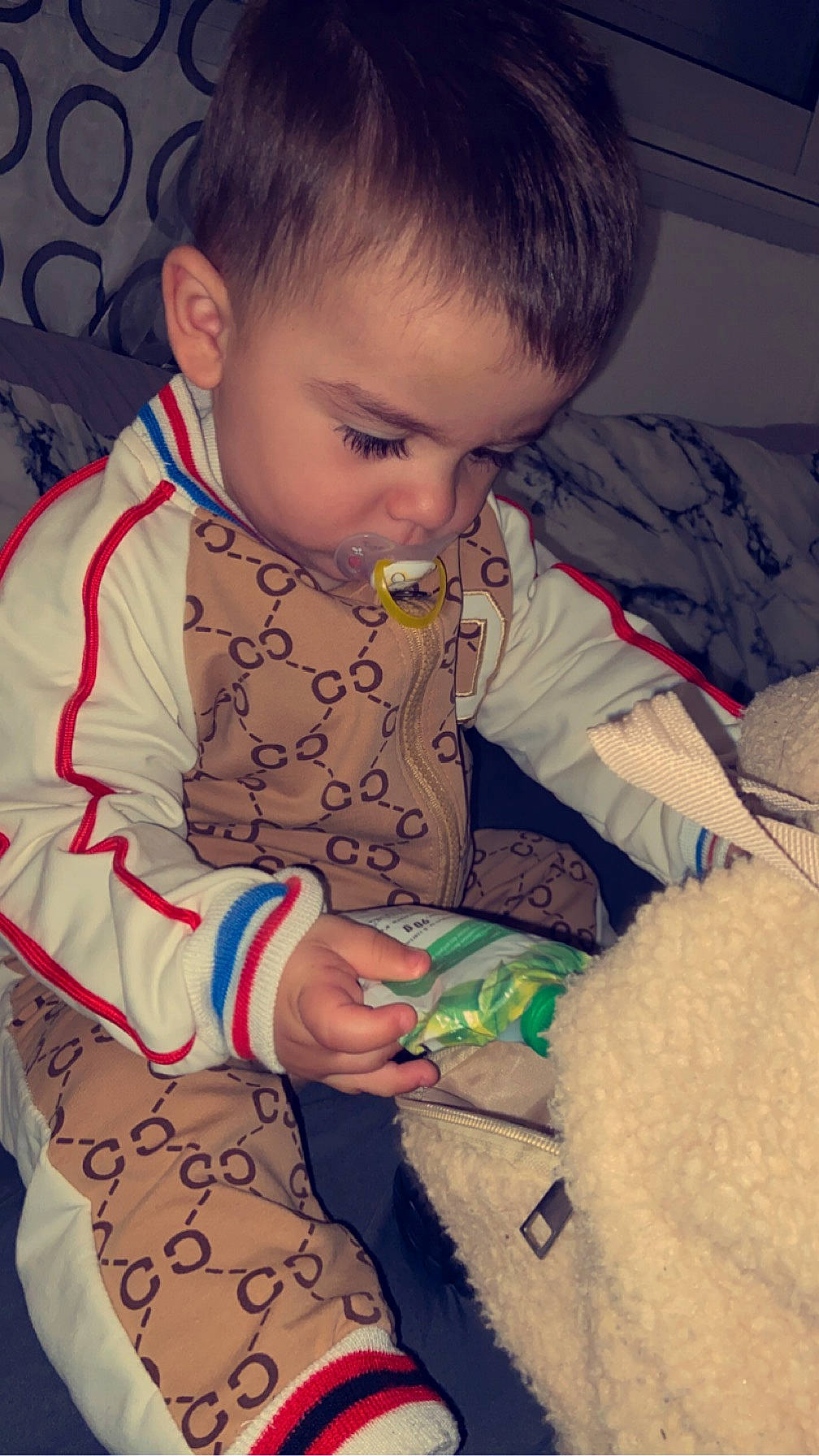 Edzio a rejoint le concours — aidez-le/la à gagner de superbes lots ! arm, baby_toddler_clothing, cheek, comfort, cool, facial_expression, finger, hair, hairstyle, hand, head, human, human_body, iris, leg, mouth, nose, organ, person, skin