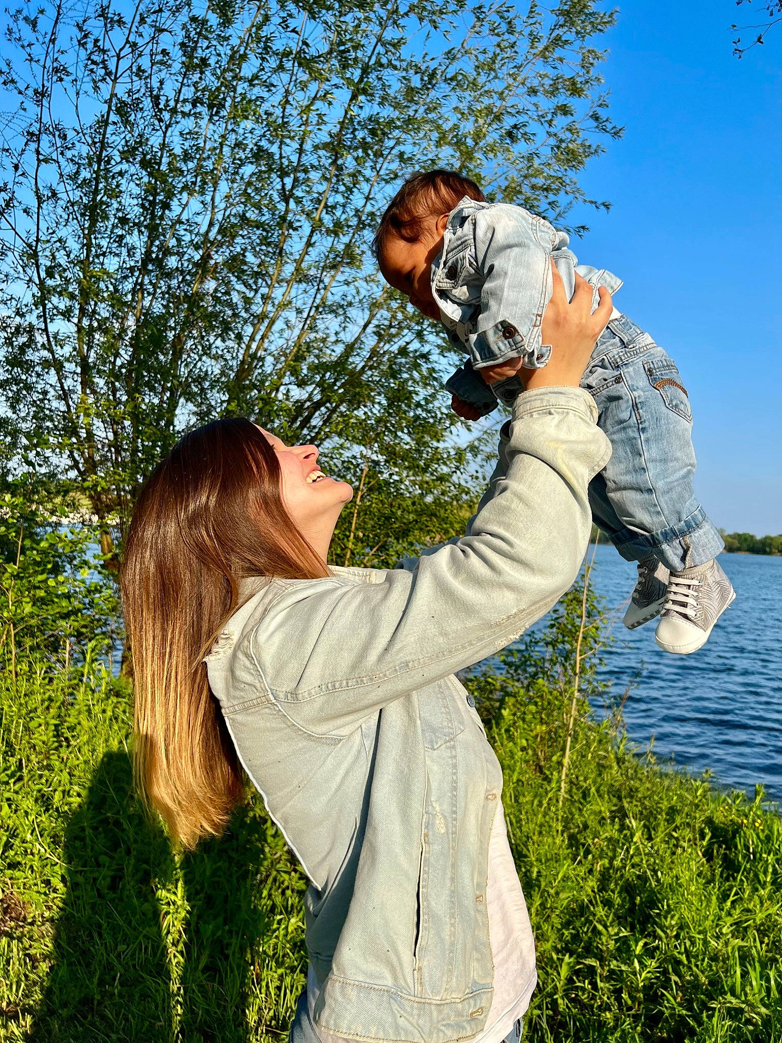 Tyago participe au concours pour gagner de l'argent avec cette photo : daytime, eyewear, flash_photography, fun, gesture, grass, grassland, happy, joy, lake, landscape, leisure, meadow, nature, outerwear, people_in_nature, person, plant, sky, standing