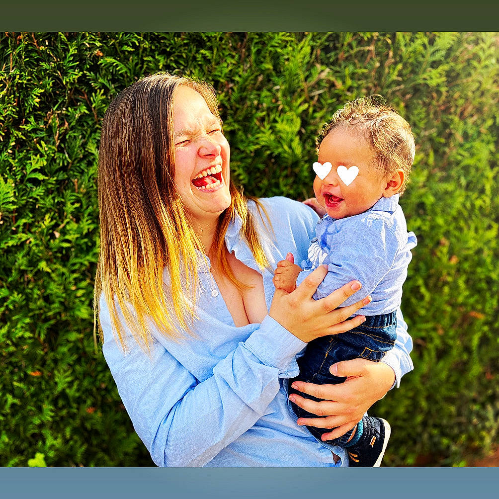 Tyago a rejoint le concours — aidez-le/la à gagner de superbes lots ! child, electric_blue, event, face, facial_expression, family_taking_photos_together, flash_photography, fun, gesture, grass, hand, happy, lawn, leisure, people_in_nature, person, plant, recreation, smile, summer