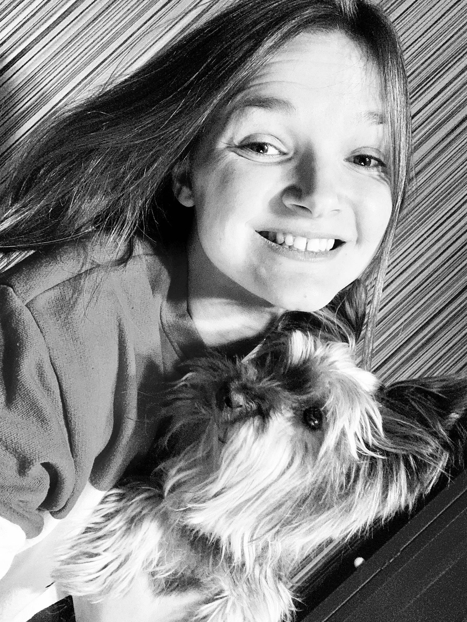 Laly a rejoint le concours — aidez-le/la à gagner de superbes lots ! black_and_white, carnivore, companion_dog, dog, dog_breed, eye, flash_photography, hair, hairstyle, happy, iris, monochrome, monochrome_photography, organ, photograph, smile, style, terrier, toy_dog, white