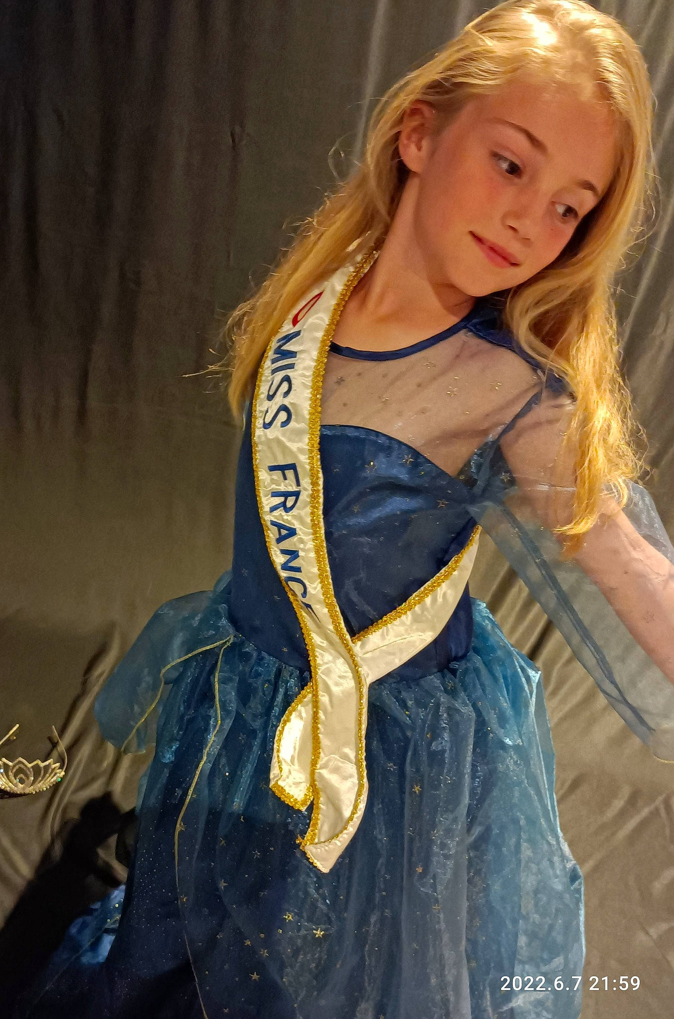 Soana participe au concours pour gagner de l'argent avec cette photo : abdomen, arm, blond, brown_hair, chest, denim, electric_blue, fashion_design, fashion_model, flash_photography, formal_wear, human_leg, jewellery, long_hair, person, shoulder, sleeve, street_fashion, thigh, trunk