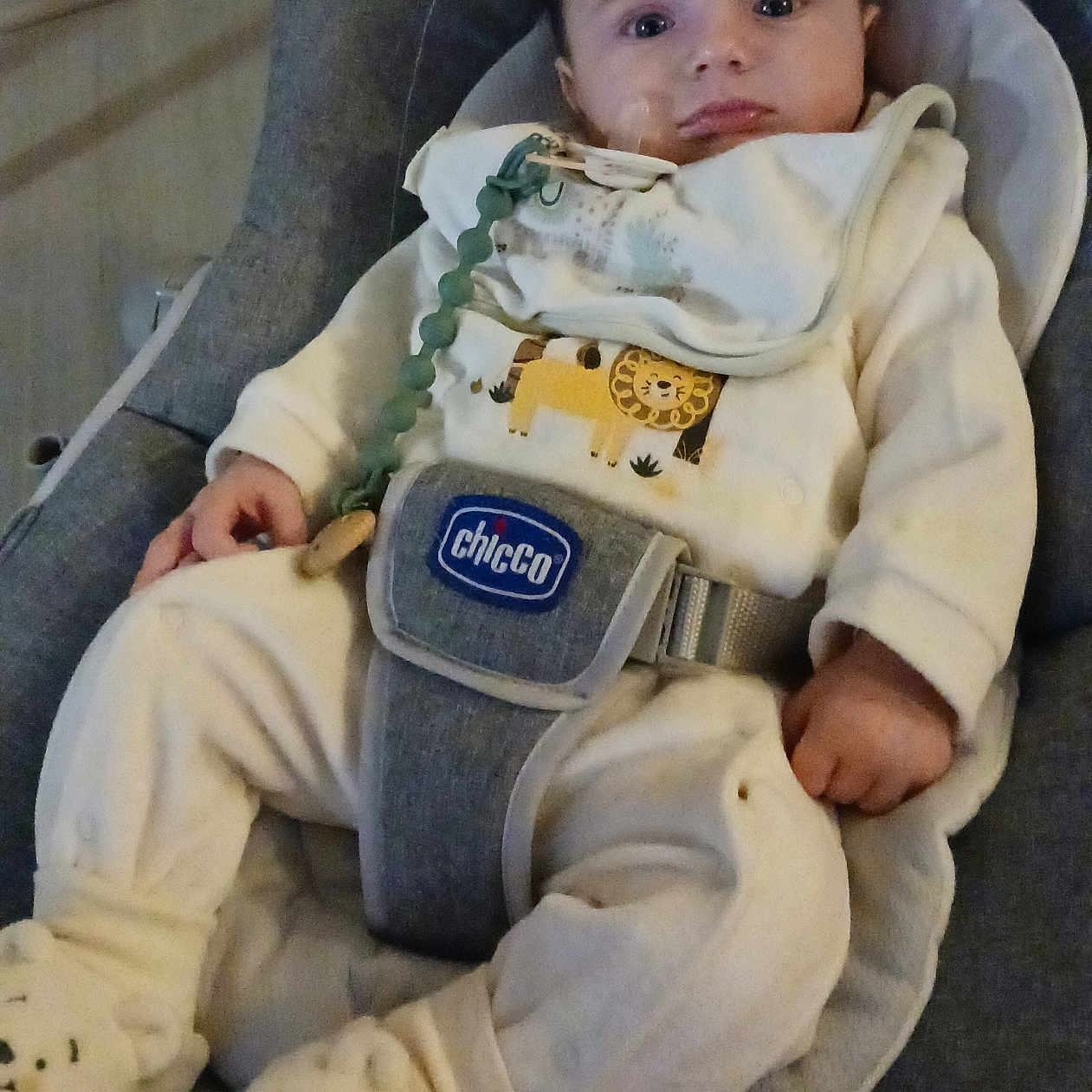 Arthur participe au concours pour gagner de l'argent avec cette photo : baby, bed, car, chair, clothing, couch, cushion, face, furniture, glove, hat, head, homedecor, newborn, pants, person, photography, portrait, transportation, vehicle