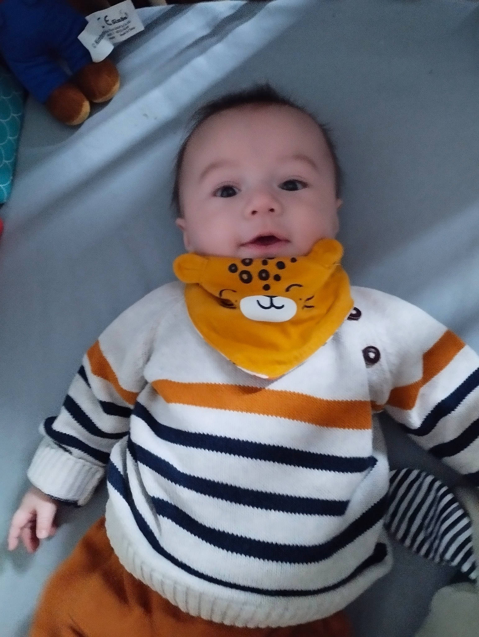 Mattéo participe au concours pour gagner de l'argent avec cette photo : baby, baby_products, baby_toddler_clothing, blue, chair, cheek, child, comfort, fun, happy, head, long_sleeved_t_shirt, nose, orange, person, sitting, sleeve, t_shirt, textile, toddler