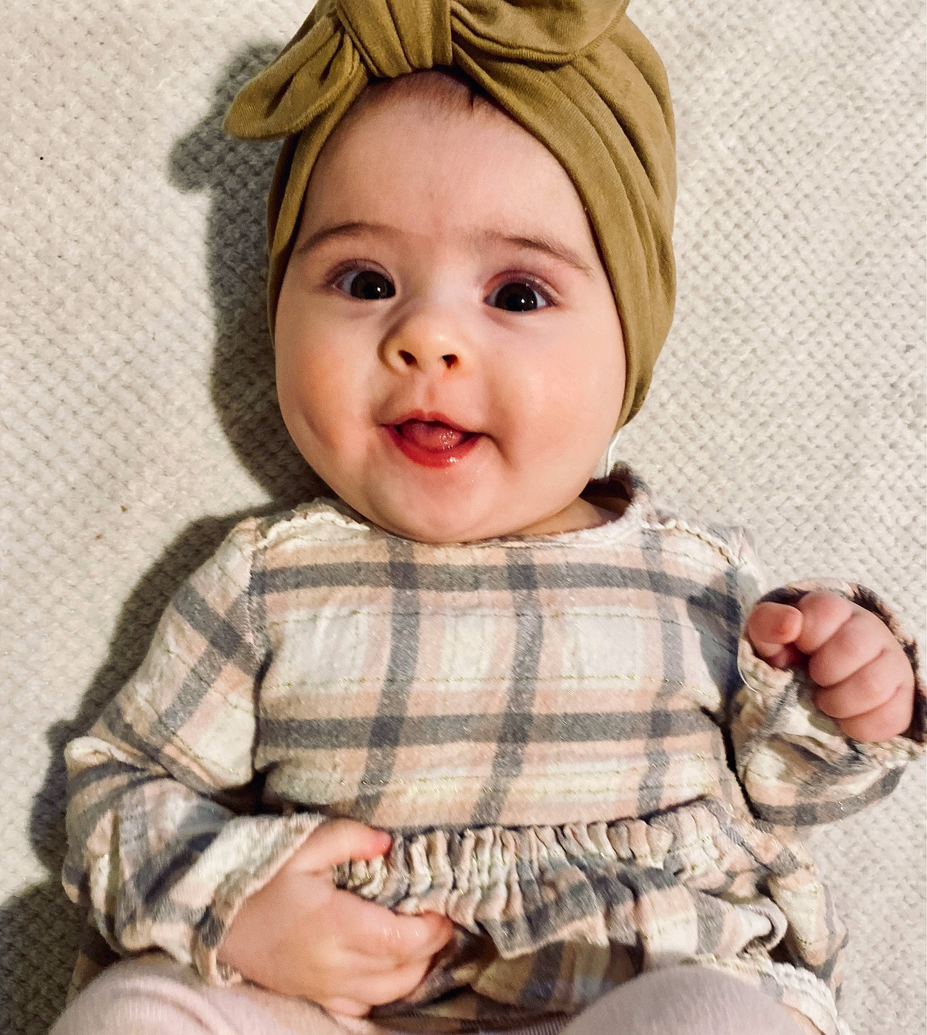 Daria a rejoint le concours — aidez-le/la à gagner de superbes lots ! baby_toddler_clothing, cap, cheek, child, collar, comfort, dress_shirt, eye, eyelash, face, gesture, happy, hat, joy, neck, nose, person, plaid, skin, sleeve